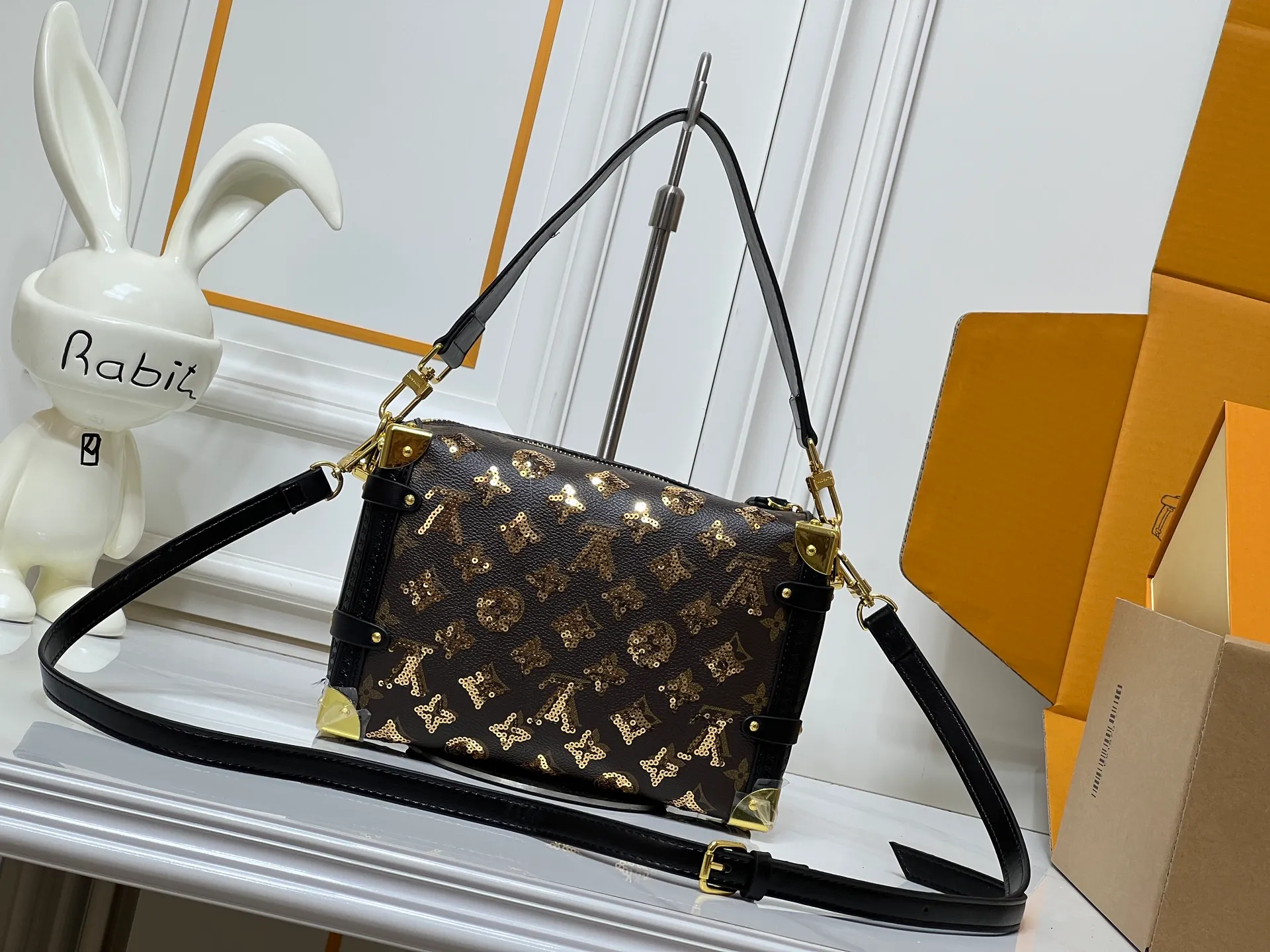 Batch 400💰92636 Gold sequins, sneak peek of the actual LV September series!! The cat series was very popular N years ago. This year, LV collaborated with Grace again, and a small part of the actual items were revealed ~ LV collaborated with stylist Grace Coddington on "Cats That Can't Wake Up". Don't miss it if you are a cat lover. Style No. 15154 #S-lock. The lock and detachable chain sparkle with gold. The appropriate size makes it easy to store daily items such as lipstick. Dimensions: 23.5×16x 8.5cm (lengthxheightxwidth)