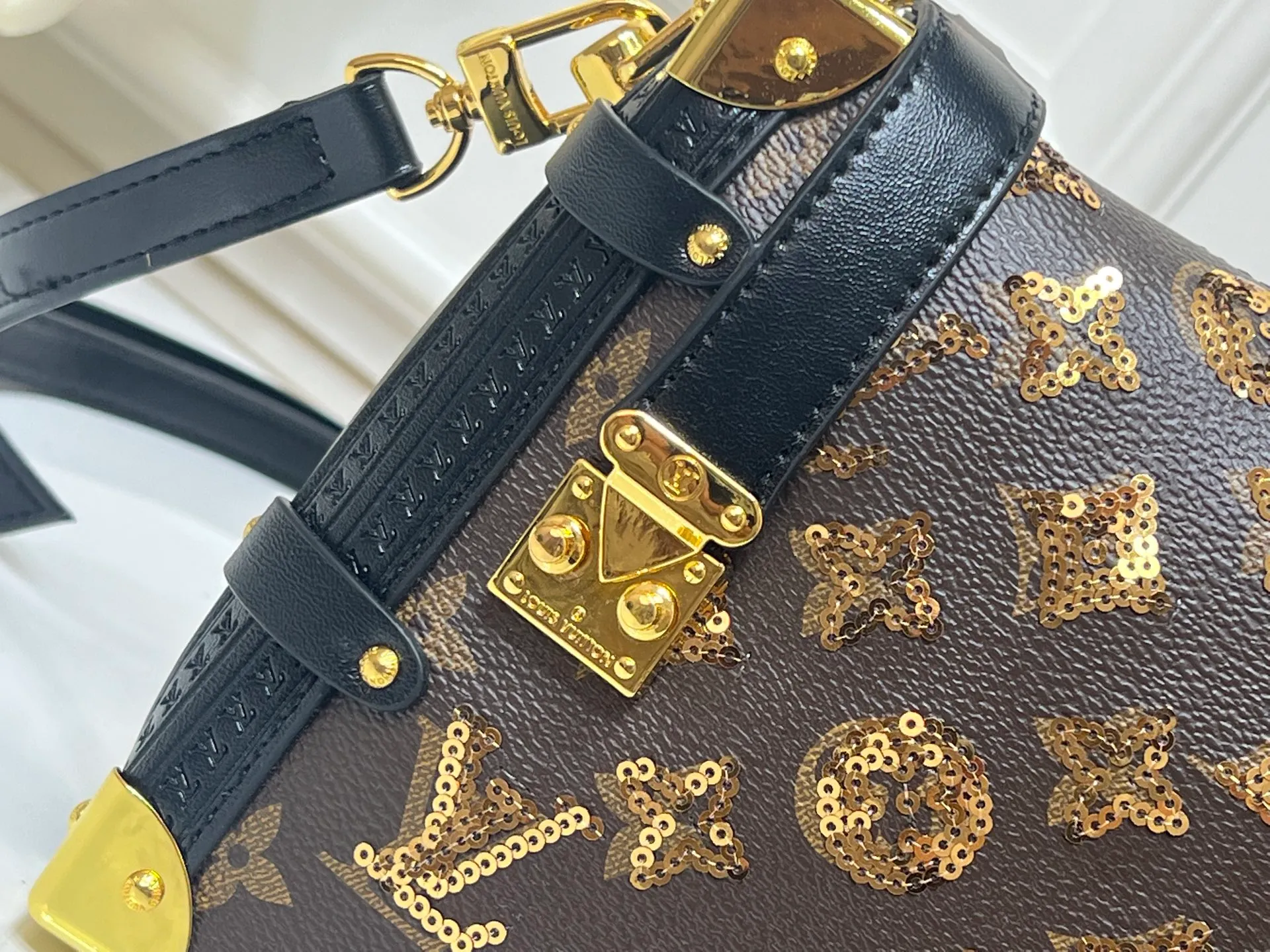 Batch 400💰92636 Gold sequins, sneak peek of the actual LV September series!! The cat series was very popular N years ago. This year, LV collaborated with Grace again, and a small part of the actual items were revealed ~ LV collaborated with stylist Grace Coddington on "Cats That Can't Wake Up". Don't miss it if you are a cat lover. Style No. 15154 #S-lock. The lock and detachable chain sparkle with gold. The appropriate size makes it easy to store daily items such as lipstick. Dimensions: 23.5×16x 8.5cm (lengthxheightxwidth)
