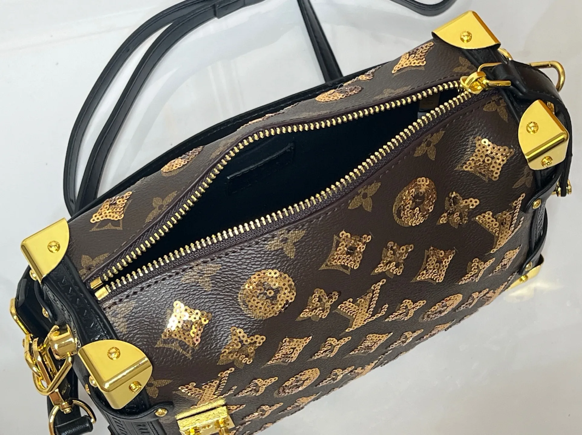 Batch 400💰92636 Gold sequins, sneak peek of the actual LV September series!! The cat series was very popular N years ago. This year, LV collaborated with Grace again, and a small part of the actual items were revealed ~ LV collaborated with stylist Grace Coddington on "Cats That Can't Wake Up". Don't miss it if you are a cat lover. Style No. 15154 #S-lock. The lock and detachable chain sparkle with gold. The appropriate size makes it easy to store daily items such as lipstick. Dimensions: 23.5×16x 8.5cm (lengthxheightxwidth)