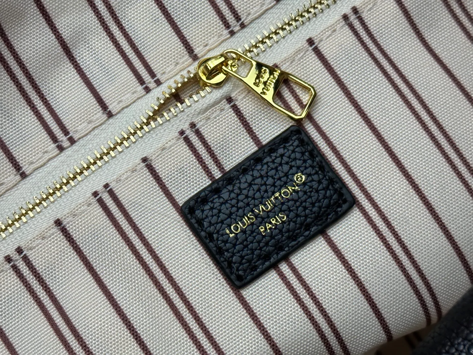 P300 upgrades the original M25877 Again bag, a new interpretation of the iconic Artsy design first launched in 2010, now more flexible, more iconic and more refined. Rooted in LV’s DNA, this bag pays homage to Louis Vuitton’s craftsmanship with its classic Monogram canvas base, hand-woven handles and customizable name tag. It's spacious enough to hold a laptop and opens to reveal multiple pockets. Gold hooks can be used to hang playful accessories! ! Size:50x30x15.5CM