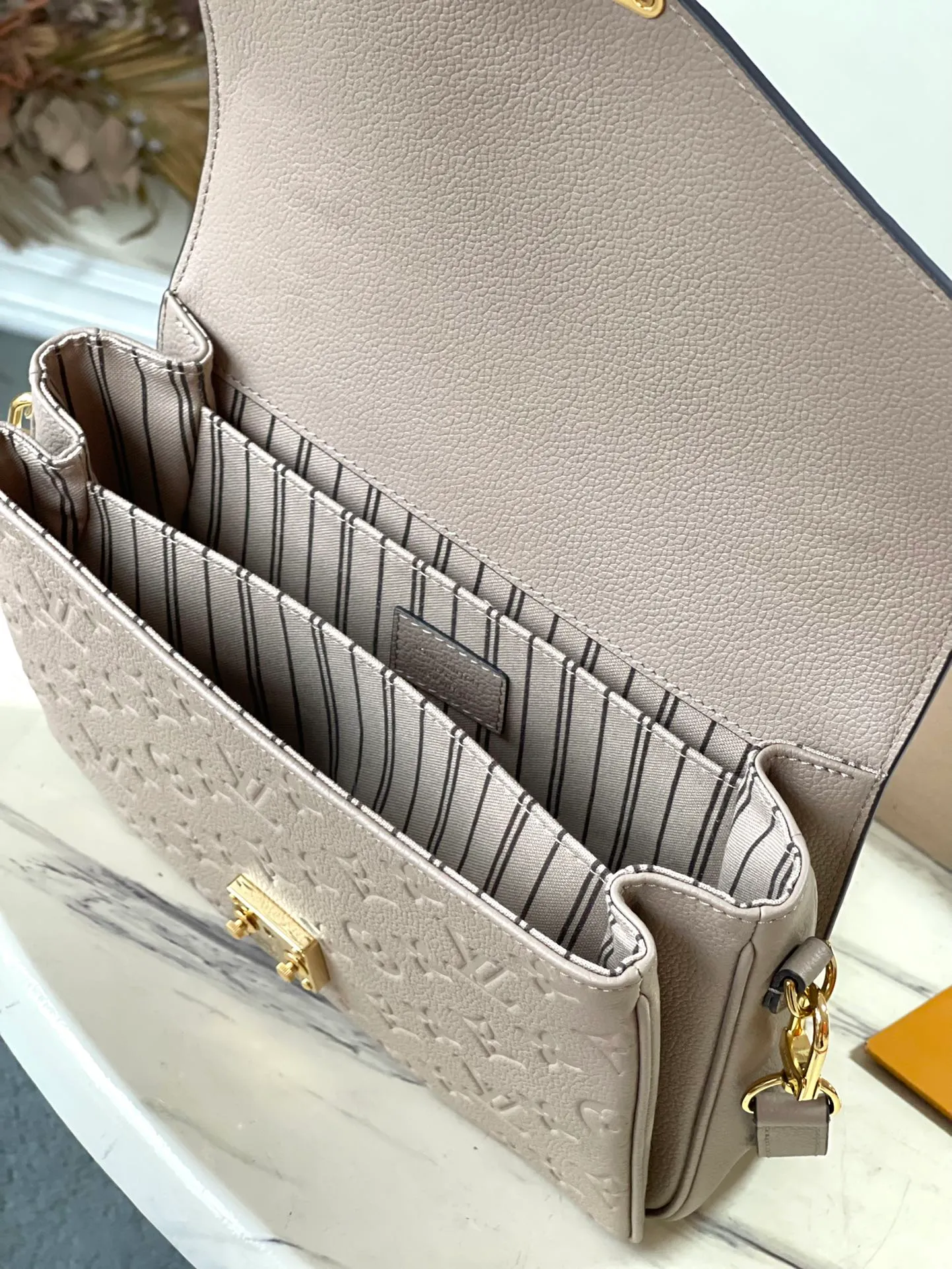 💰1040 (top layer leather) top original order M44881 supports counter inspection. The photo taken of duty-free goods is consistent with the product without opening the packaging. This product is an exclusive duty-free product in the market and is the highest-end product. Inspection is supported. This product has passed strict inspection and is flawless. Please wear gloves when touching the product. This product is not returnable or exchangeable. Please confirm the product first and then remove the label on the handle. This product is temporarily not open to the public, only regular customers, and is in short supply. Dimensions: 25 x 17 x 7 cm