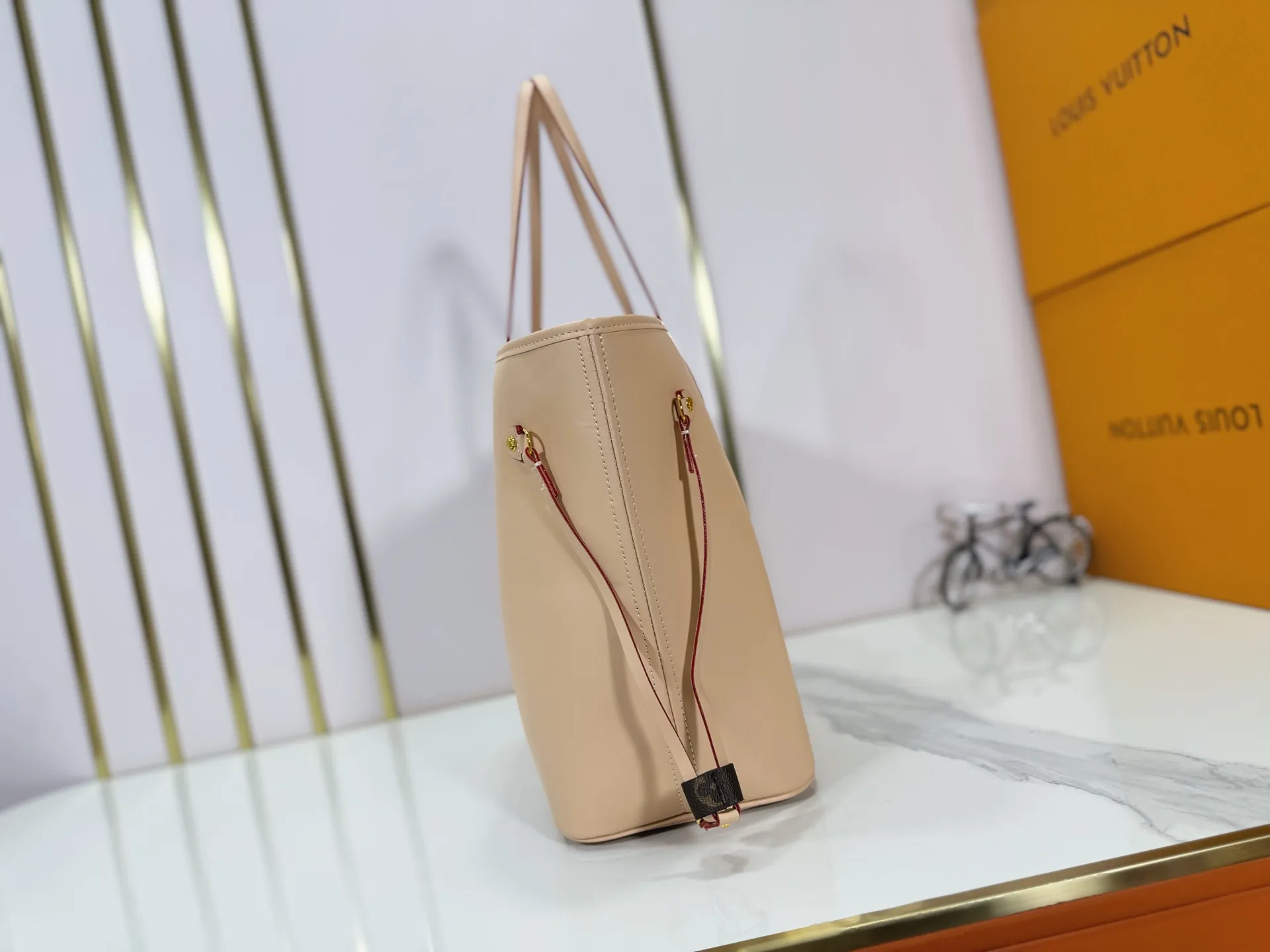 P240 Upgraded original M40995 This Neverfull MM medium handbag reinterprets the classic Monogram Empreinte leather with the same color aesthetic. The Neverfull is a roomy bag with side laces that can tighten up for a sleek allure or relax for a casual look. Inside there is a removable bag that is secured to the bag with a leather cord. Size: 32-29-17cm