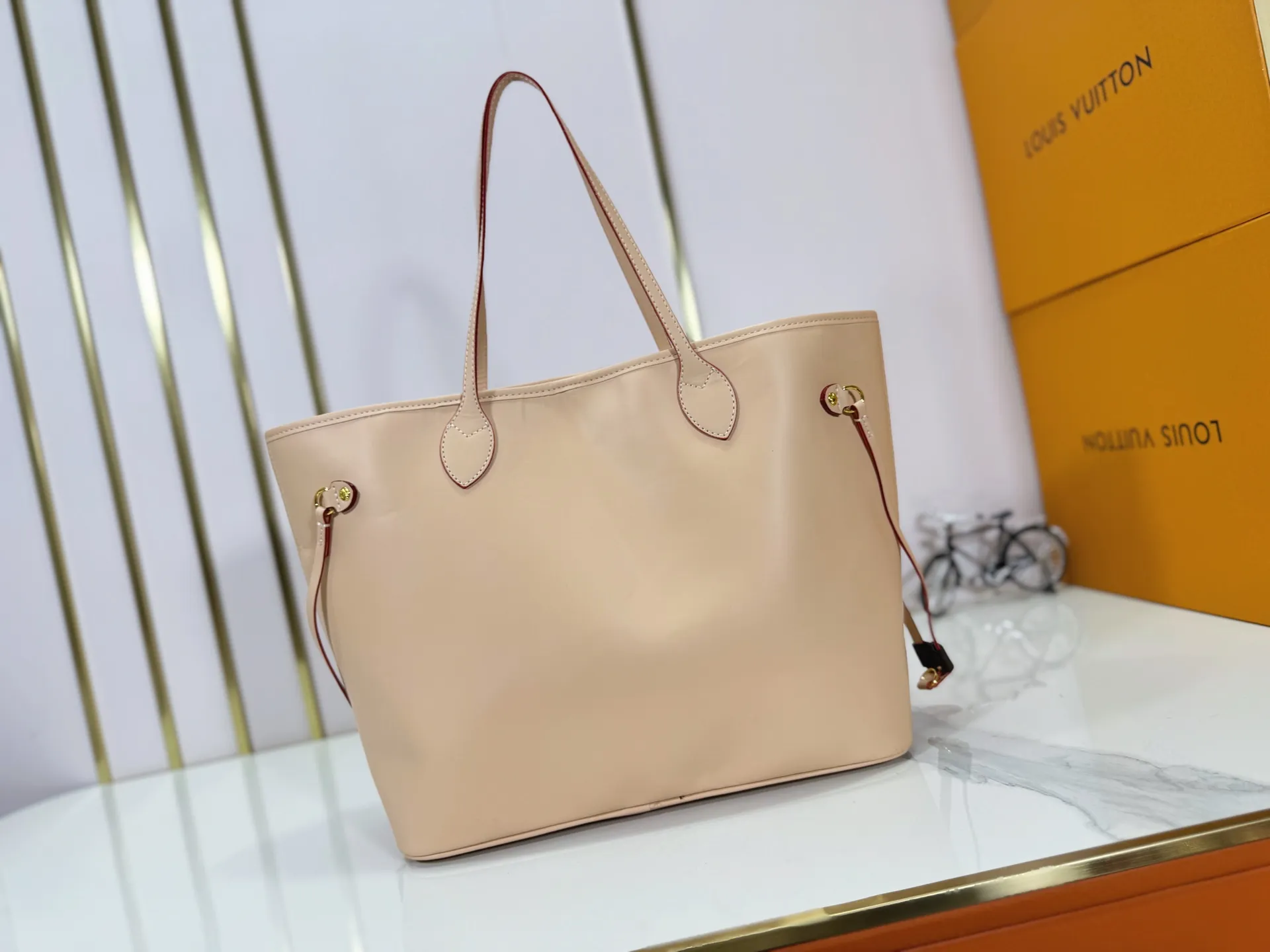 P240 Upgraded original M40995 This Neverfull MM medium handbag reinterprets the classic Monogram Empreinte leather with the same color aesthetic. The Neverfull is a roomy bag with side laces that can tighten up for a sleek allure or relax for a casual look. Inside there is a removable bag that is secured to the bag with a leather cord. Size: 32-29-17cm