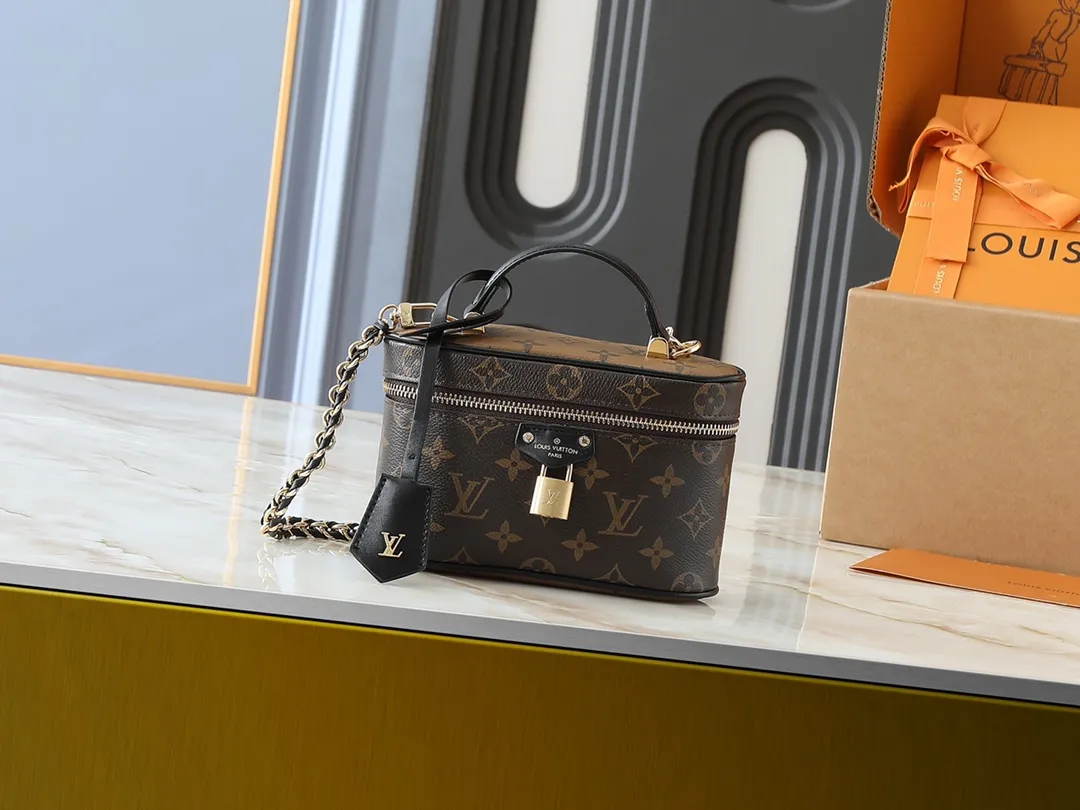 💰240💰Upgraded from the original M47125. This Vanity Chain Pouch handbag draws inspiration from the classic cosmetic case and interprets the travel spirit with Monogram canvas. The top handle and detachable braided chain are infused with leather elements, complementing the clean lines of the bag. The LV inscribed padlock and leather key holder continue the iconic details. Dimensions: 19.0 x 11.5 x 6.5 cm (length x height x width)