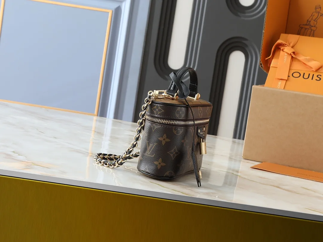 💰240💰Upgraded from the original M47125. This Vanity Chain Pouch handbag draws inspiration from the classic cosmetic case and interprets the travel spirit with Monogram canvas. The top handle and detachable braided chain are infused with leather elements, complementing the clean lines of the bag. The LV inscribed padlock and leather key holder continue the iconic details. Dimensions: 19.0 x 11.5 x 6.5 cm (length x height x width)