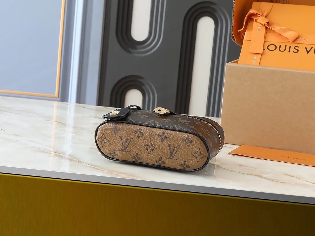 💰240💰Upgraded from the original M47125. This Vanity Chain Pouch handbag draws inspiration from the classic cosmetic case and interprets the travel spirit with Monogram canvas. The top handle and detachable braided chain are infused with leather elements, complementing the clean lines of the bag. The LV inscribed padlock and leather key holder continue the iconic details. Dimensions: 19.0 x 11.5 x 6.5 cm (length x height x width)