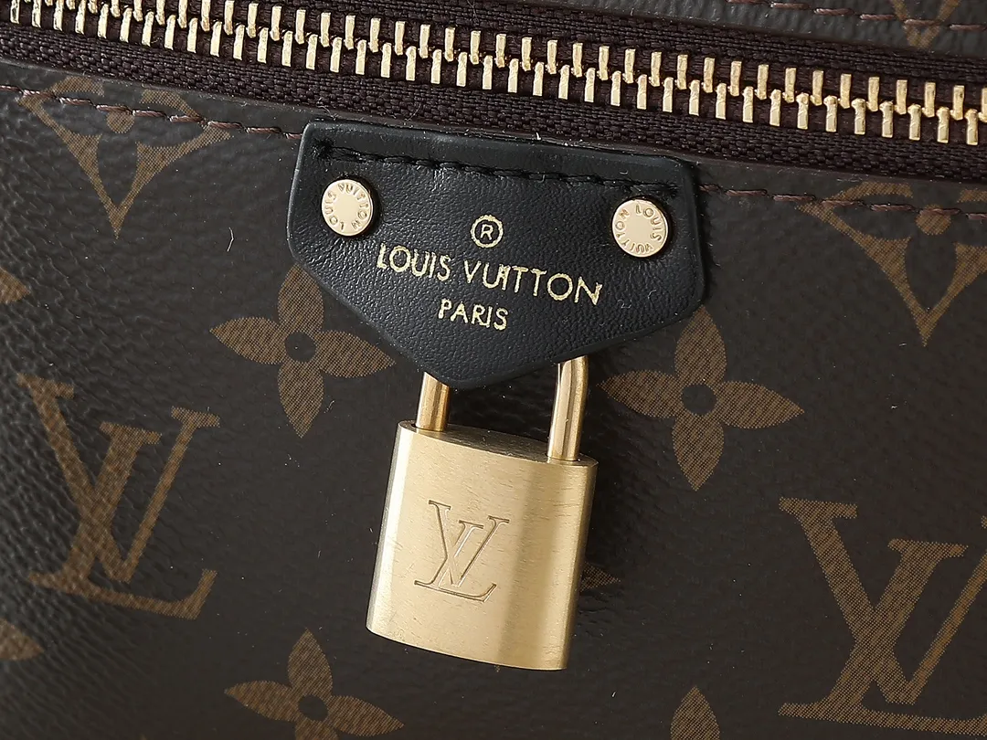💰240💰Upgraded from the original M47125. This Vanity Chain Pouch handbag draws inspiration from the classic cosmetic case and interprets the travel spirit with Monogram canvas. The top handle and detachable braided chain are infused with leather elements, complementing the clean lines of the bag. The LV inscribed padlock and leather key holder continue the iconic details. Dimensions: 19.0 x 11.5 x 6.5 cm (length x height x width)