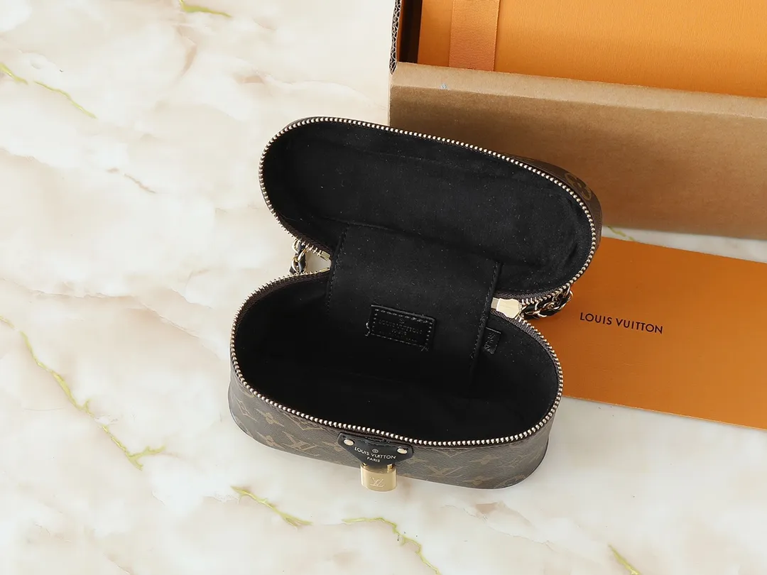 💰240💰Upgraded from the original M47125. This Vanity Chain Pouch handbag draws inspiration from the classic cosmetic case and interprets the travel spirit with Monogram canvas. The top handle and detachable braided chain are infused with leather elements, complementing the clean lines of the bag. The LV inscribed padlock and leather key holder continue the iconic details. Dimensions: 19.0 x 11.5 x 6.5 cm (length x height x width)