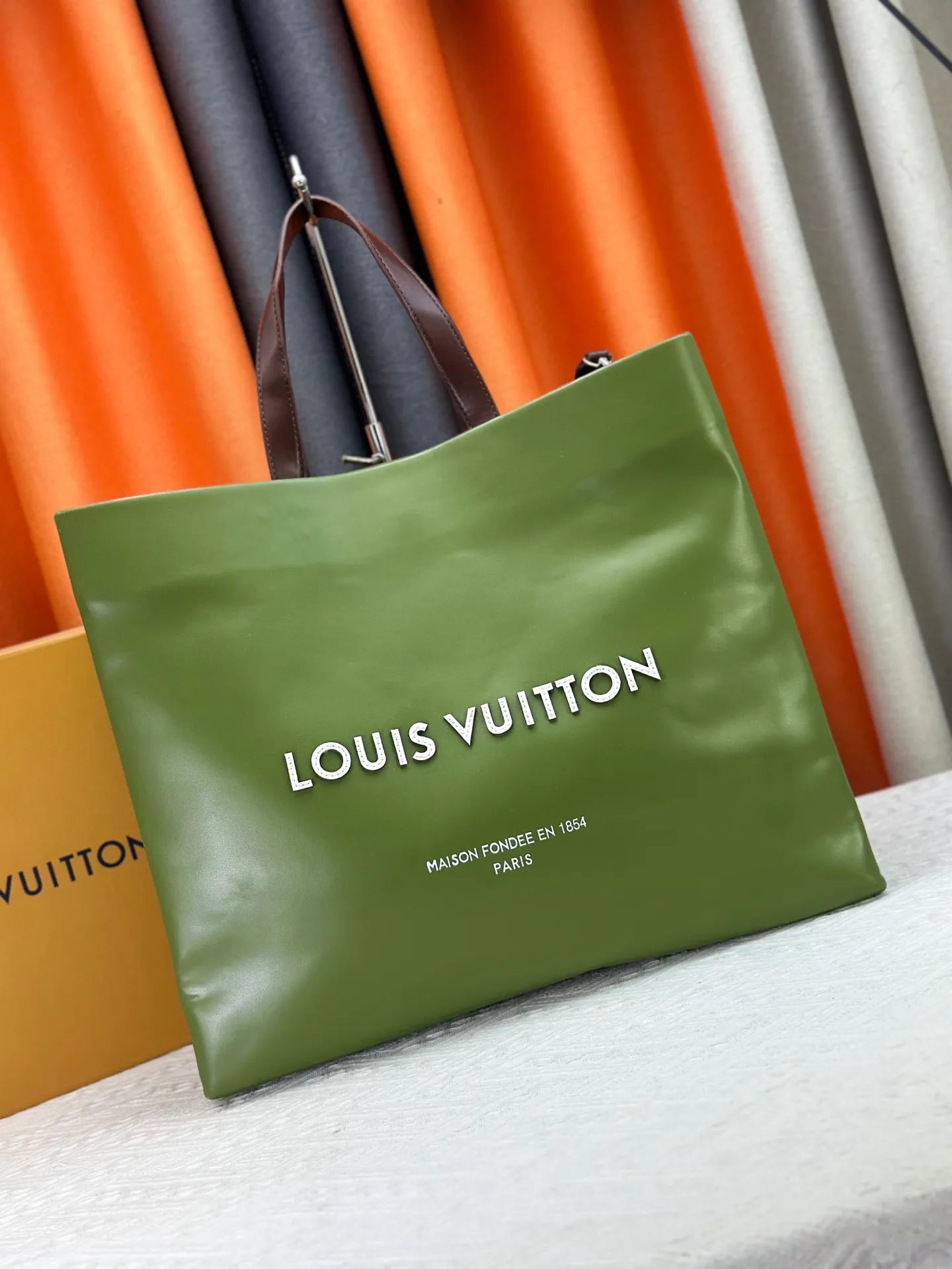 P300 M24457 Grass Green Pink Black Orange Blue Green Gray Presbyopia Plaid Black Crocodile Orange Crocodile Pattern 11 Colors ✔️ This Shopper medium handbag draws inspiration from Louis Vuitton shopping bags, with the words Louis Vuitton and Maison Fondée En 1854 written on soft cow leather, with top handles and detachable shoulder straps. Size: 40x32x16cm