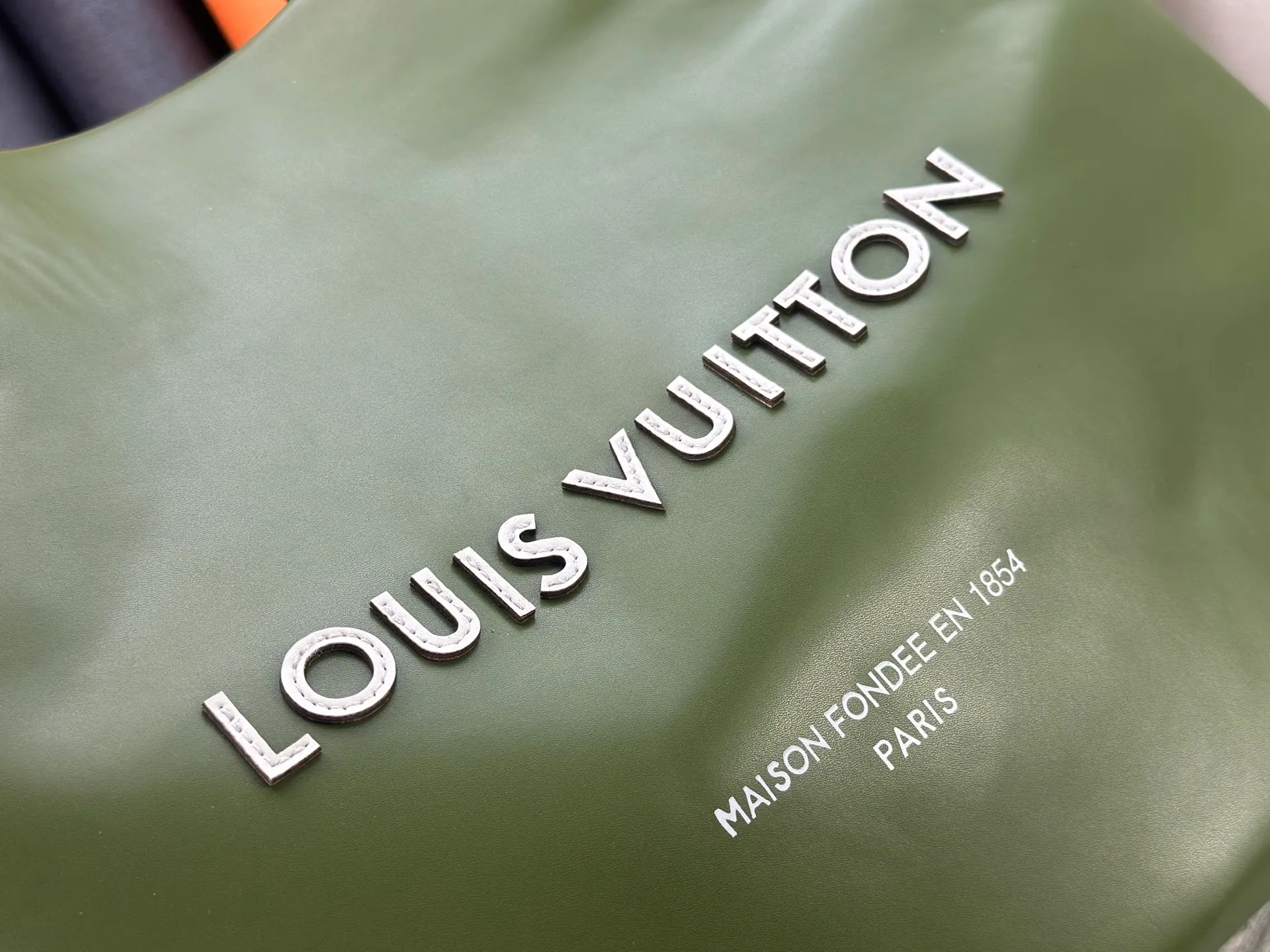 P300 M24457 Grass Green Pink Black Orange Blue Green Gray Presbyopia Plaid Black Crocodile Orange Crocodile Pattern 11 Colors ✔️ This Shopper medium handbag draws inspiration from Louis Vuitton shopping bags, with the words Louis Vuitton and Maison Fondée En 1854 written on soft cow leather, with top handles and detachable shoulder straps. Size: 40x32x16cm