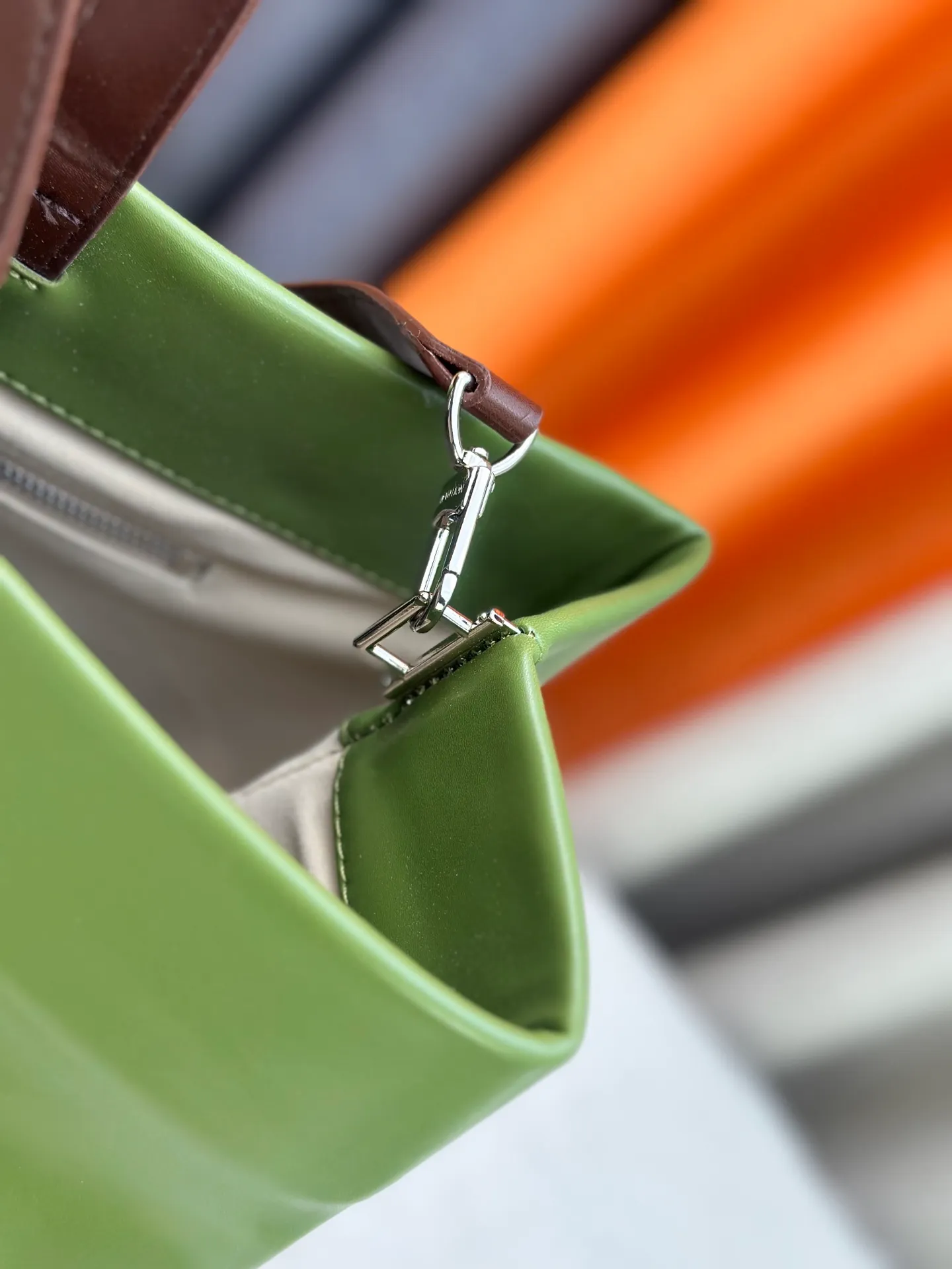 P300 M24457 Grass Green Pink Black Orange Blue Green Gray Presbyopia Plaid Black Crocodile Orange Crocodile Pattern 11 Colors ✔️ This Shopper medium handbag draws inspiration from Louis Vuitton shopping bags, with the words Louis Vuitton and Maison Fondée En 1854 written on soft cow leather, with top handles and detachable shoulder straps. Size: 40x32x16cm