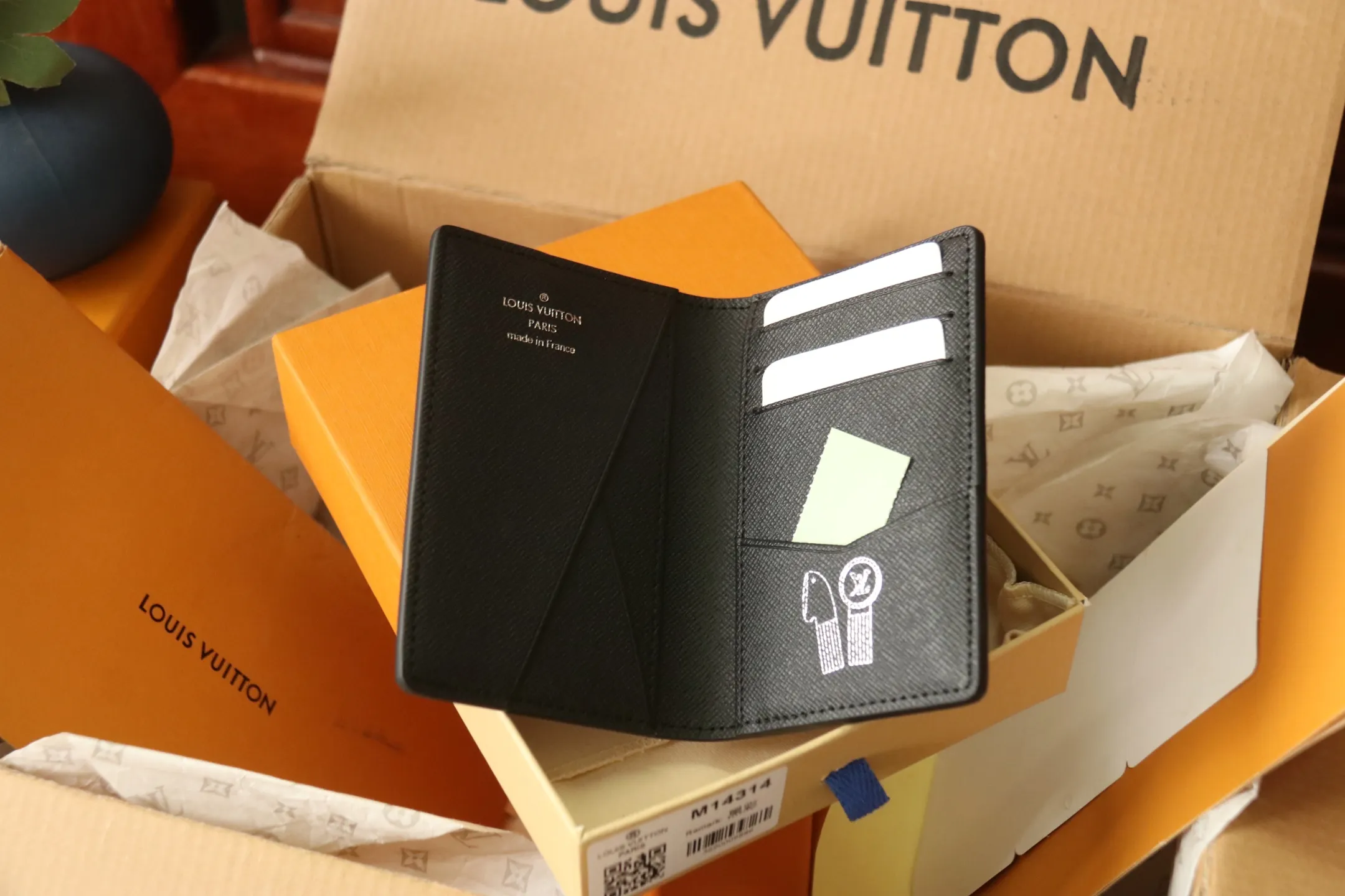 Top original single pocket wallet M14314 card holder 🌟P260 Classic Louis Vuit design creates mainstream men's products - new products made of durable material Damier Graphite are now available. It’s the ultimate masculine statement for men. Dimensions 7.5 x 11.0