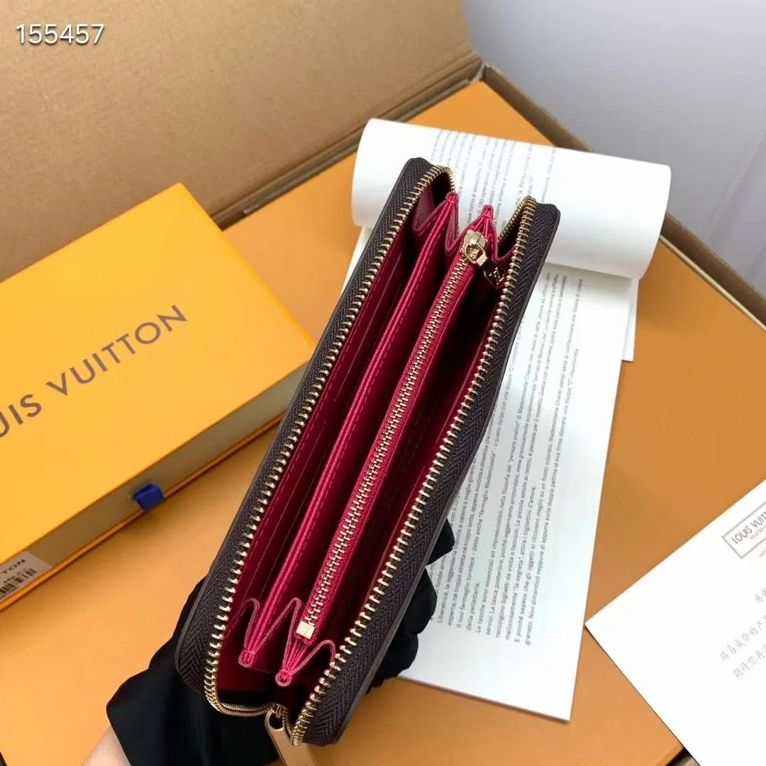 P100💰 💎M60017 inner color ❤️ brown powder ZIPPY zipper wallet. The Zippy wallet pays homage to Louis Vuitton's heritage of travel and trunk making, with a travel-style patch and Louis Vuitton logo. With its compact interior and simple design, this wallet is ideal for everyday use. Model M60017. Size: 19x10.