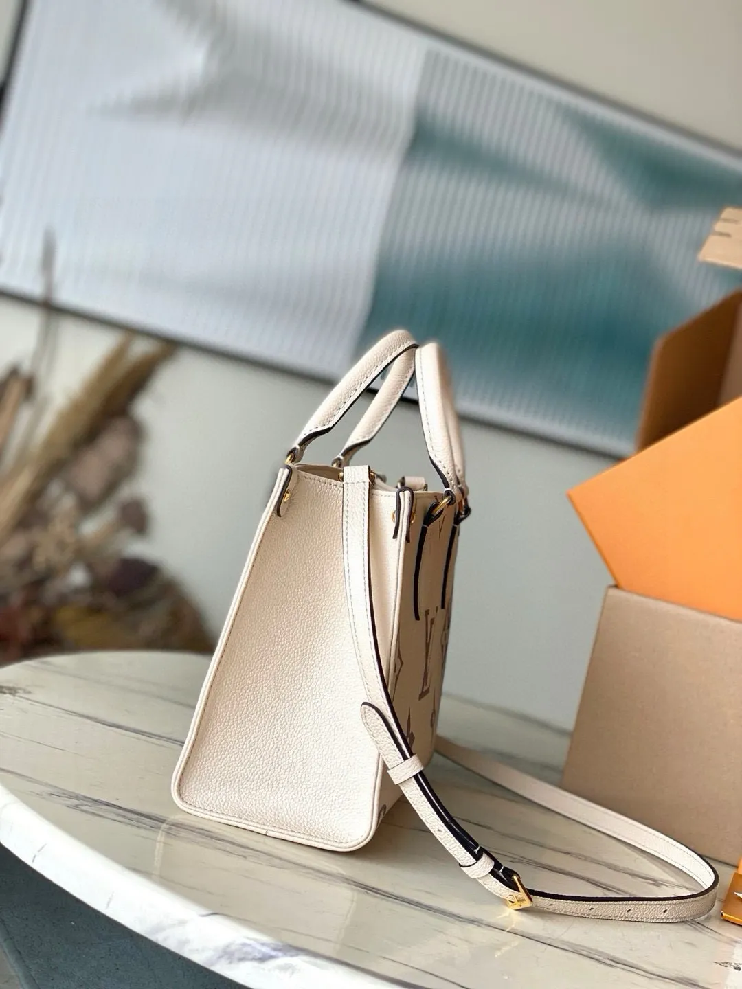 💰1040 (top layer leather) top original single transcoding chip first layer leather) top original single M45654 [ONTHEGO small handbag] Onthego small Tote bag draws inspiration from the classic Sac Plat handbag in 1968. It is made of Monogram Empreinte leather embossed with Giant Bicolor Monogram pattern to create a miniature version, which can store daily needs such as iPad Mini. Flexible handles and detachable shoulder strap enrich carrying options. Dimensions: 25 x 19 x 11.5 cm