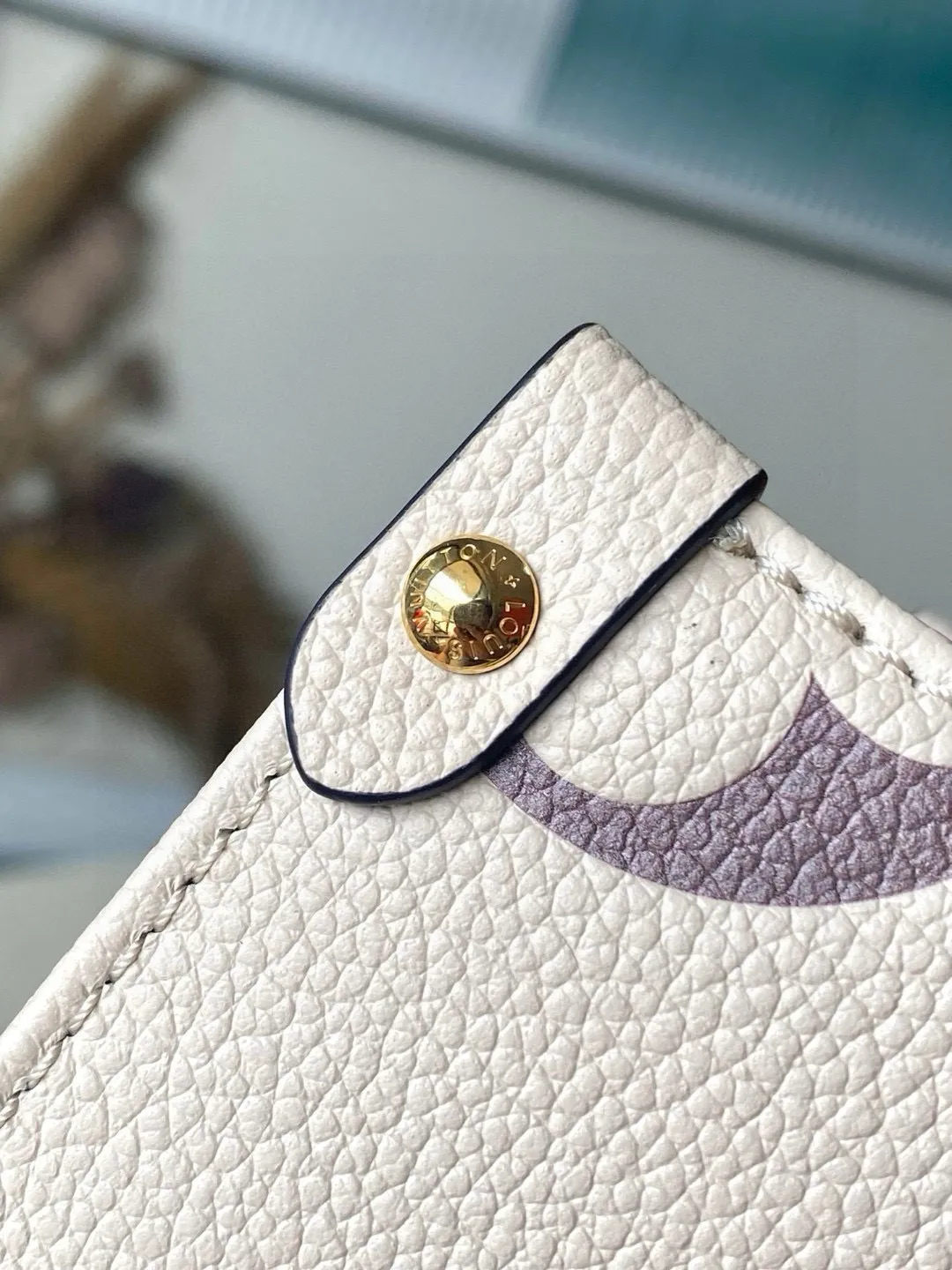 💰1040 (top layer leather) top original single transcoding chip first layer leather) top original single M45654 [ONTHEGO small handbag] Onthego small Tote bag draws inspiration from the classic Sac Plat handbag in 1968. It is made of Monogram Empreinte leather embossed with Giant Bicolor Monogram pattern to create a miniature version, which can store daily needs such as iPad Mini. Flexible handles and detachable shoulder strap enrich carrying options. Dimensions: 25 x 19 x 11.5 cm