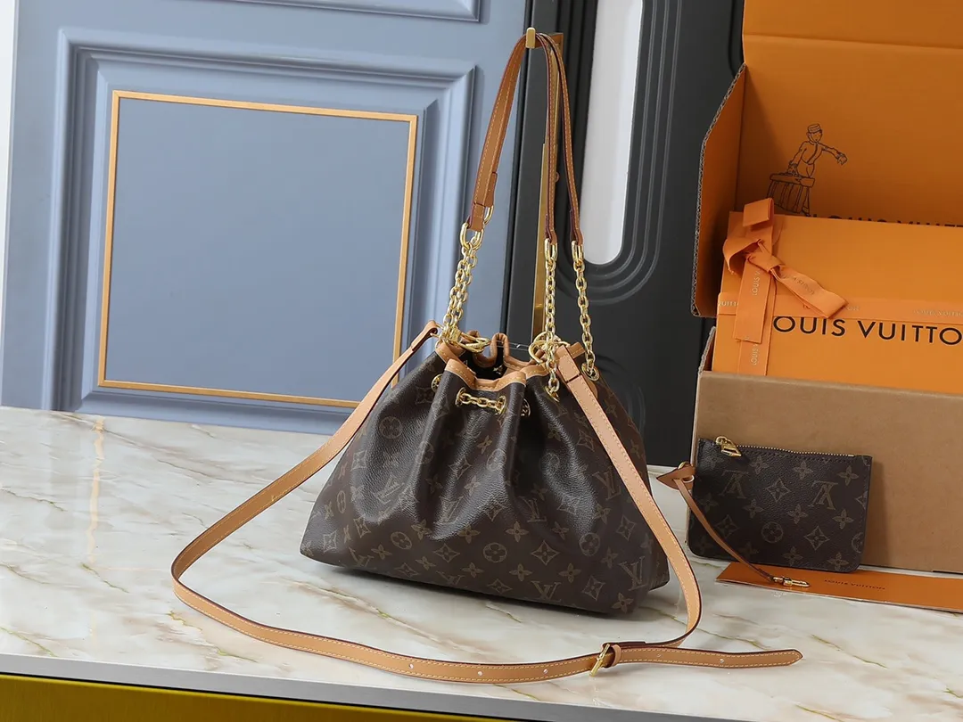 💰260💰Upgraded original version ✨M11283 M25453 M47209 M46545 M46492 This Summer Bundle handbag is from the Dégradé series. The new drawstring design adds a summer atmosphere. The Monogram Empreinte embossed leather bag features a gradient tone to brighten any seasonal look. The double handles and detachable cross-body strap provide a variety of stylish carrying options, making it a great companion for travel day and night. Detailed features: 28 x 20 x 11.5 (Length x Height x Width)