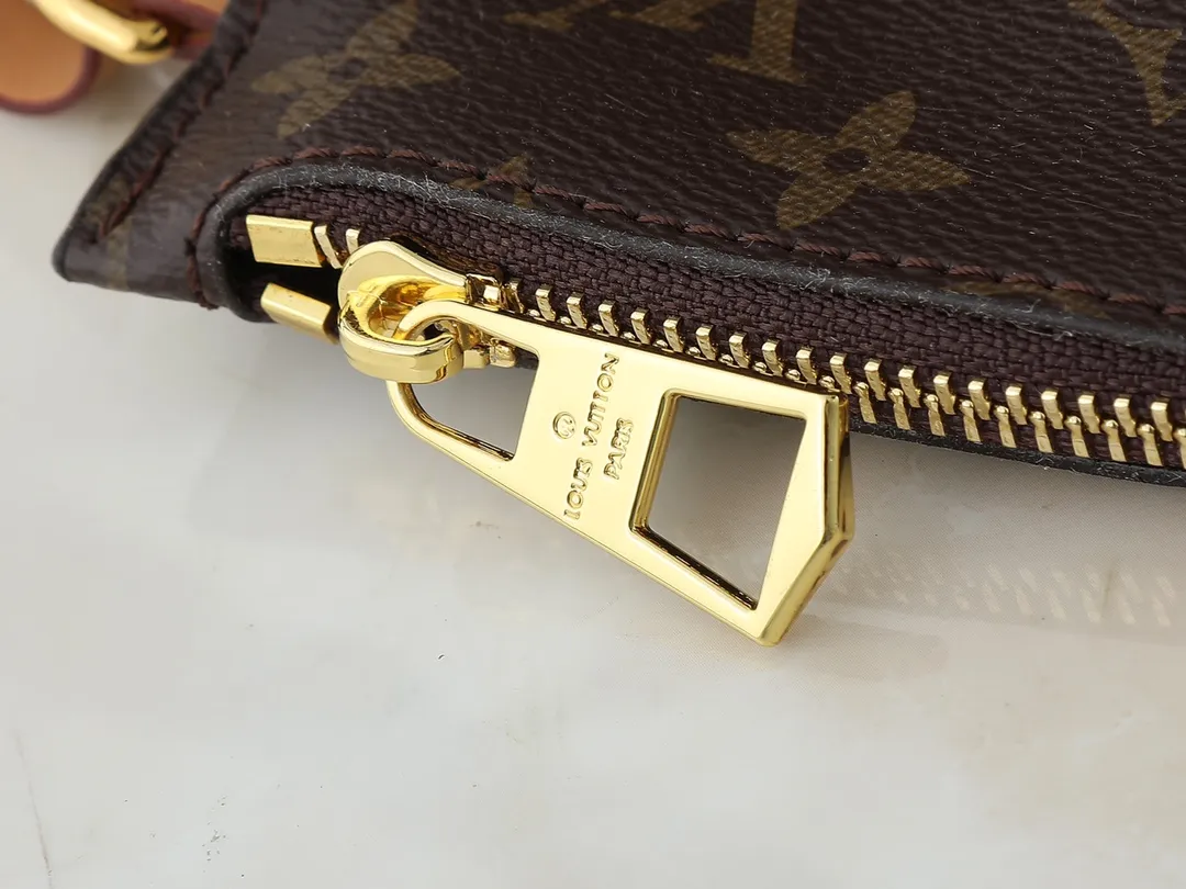 💰260💰Upgraded original version ✨M11283 M25453 M47209 M46545 M46492 This Summer Bundle handbag is from the Dégradé series. The new drawstring design adds a summer atmosphere. The Monogram Empreinte embossed leather bag features a gradient tone to brighten any seasonal look. The double handles and detachable cross-body strap provide a variety of stylish carrying options, making it a great companion for travel day and night. Detailed features: 28 x 20 x 11.5 (Length x Height x Width)