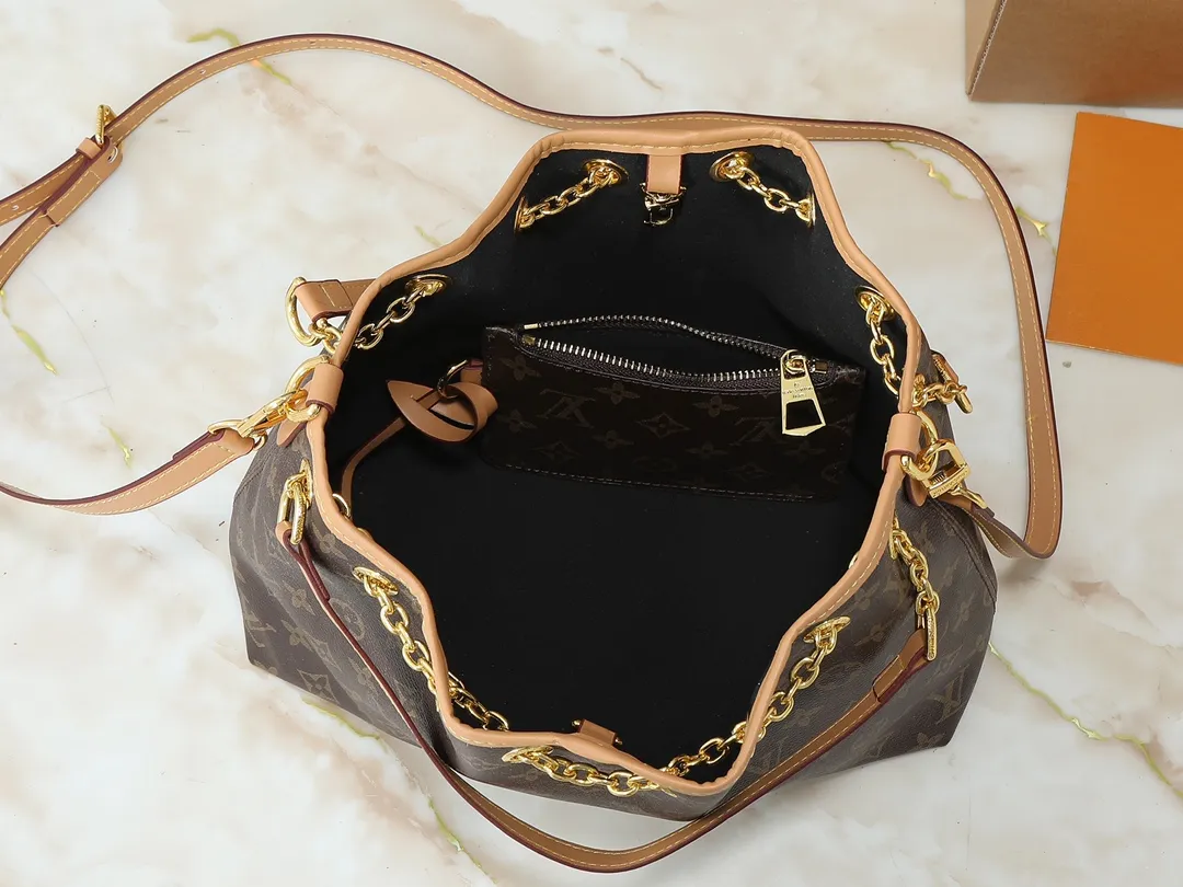 💰260💰Upgraded original version ✨M11283 M25453 M47209 M46545 M46492 This Summer Bundle handbag is from the Dégradé series. The new drawstring design adds a summer atmosphere. The Monogram Empreinte embossed leather bag features a gradient tone to brighten any seasonal look. The double handles and detachable cross-body strap provide a variety of stylish carrying options, making it a great companion for travel day and night. Detailed features: 28 x 20 x 11.5 (Length x Height x Width)