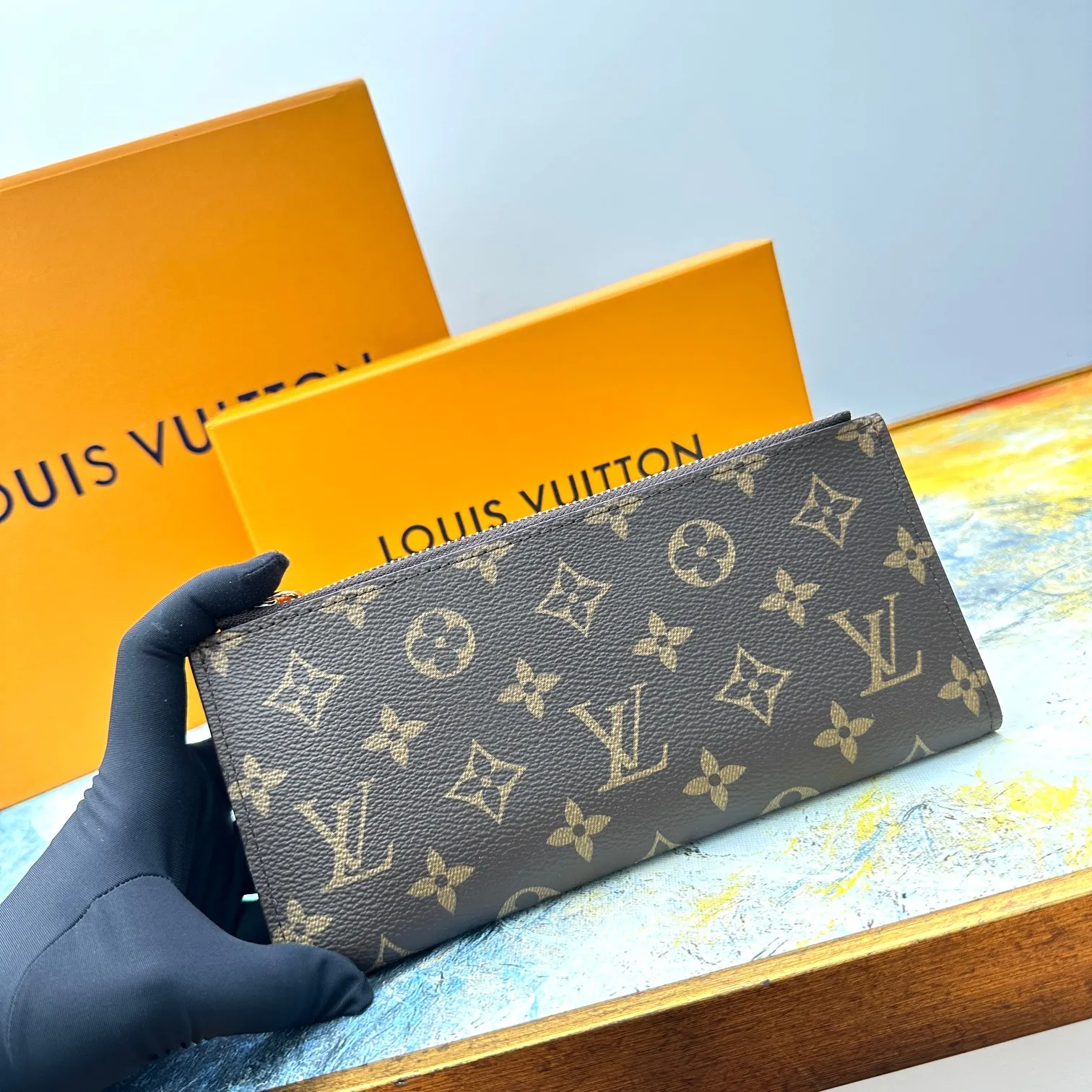 💰120 💎Top original version #Super practical, still popular# Official website synchronized version! Combining Louis Vuitton's classic Monogram canvas material with a bright colored leather lining, the stylish Adele wallet features a modern thin design, two leather zippers and a magnetic clasp for easy opening. It also works as a clutch. 12 credit card slots, 2 zippered compartments for coins or a smartphone, 2 flat interior pockets, embossed cowhide leather lining, shiny gold-tone hardware. ❤️Model: M61269 Size 21x9x2.