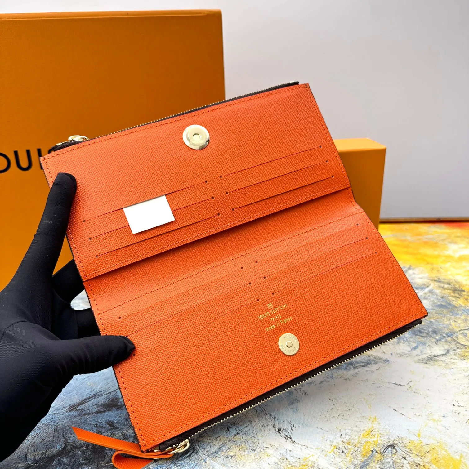 💰120 💎Top original version #Super practical, still popular# Official website synchronized version! Combining Louis Vuitton's classic Monogram canvas material with a bright colored leather lining, the stylish Adele wallet features a modern thin design, two leather zippers and a magnetic clasp for easy opening. It also works as a clutch. 12 credit card slots, 2 zippered compartments for coins or a smartphone, 2 flat interior pockets, embossed cowhide leather lining, shiny gold-tone hardware. ❤️Model: M61269 Size 21x9x2.