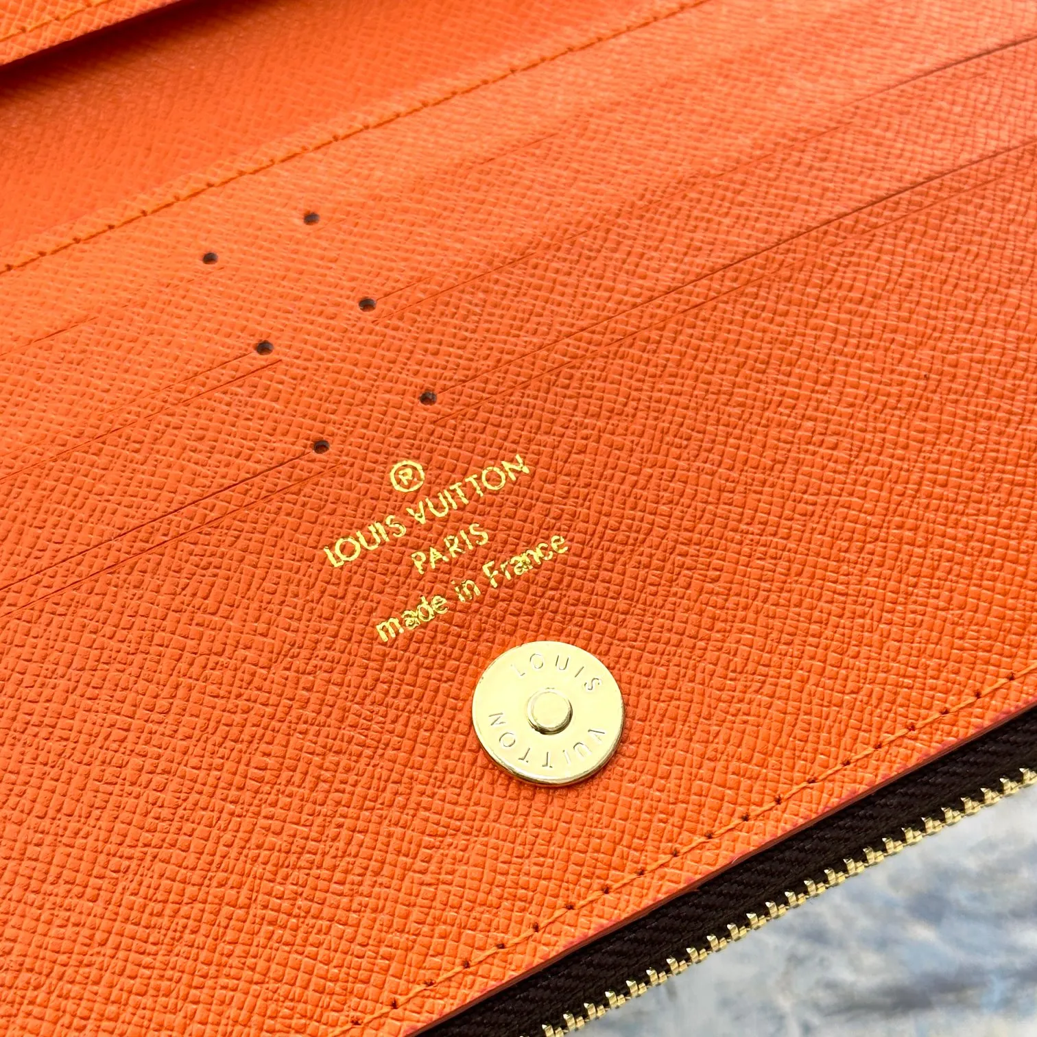 💰120 💎Top original version #Super practical, still popular# Official website synchronized version! Combining Louis Vuitton's classic Monogram canvas material with a bright colored leather lining, the stylish Adele wallet features a modern thin design, two leather zippers and a magnetic clasp for easy opening. It also works as a clutch. 12 credit card slots, 2 zippered compartments for coins or a smartphone, 2 flat interior pockets, embossed cowhide leather lining, shiny gold-tone hardware. ❤️Model: M61269 Size 21x9x2.