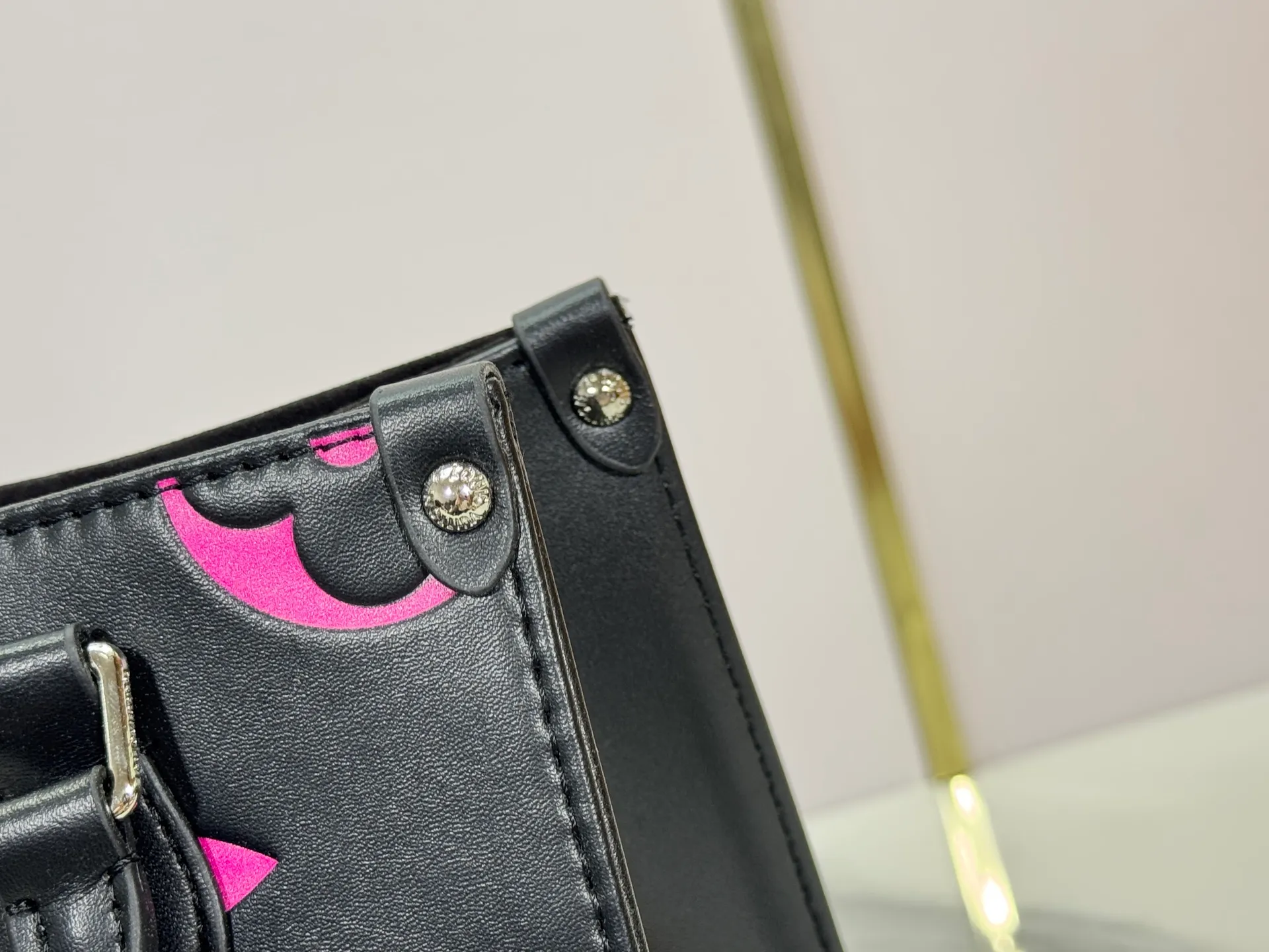 P220 Upgraded original M46513 M45659 black print 45654 white print 45779 apricot print 45653 all black 45660 rose red 45779 full apricot mini top original single This model OnTheGo Tote bag will be Monogram The pattern is first dyed and then embossed on soft grained cowhide. Its ample interior can hold a laptop and other office supplies. The full leather embossed large flower mommy bag has a small BB size. The long and short handles are easy to carry by hand or on the shoulder. Dimensions: 25.0 x 11.0 x 19.0 cm