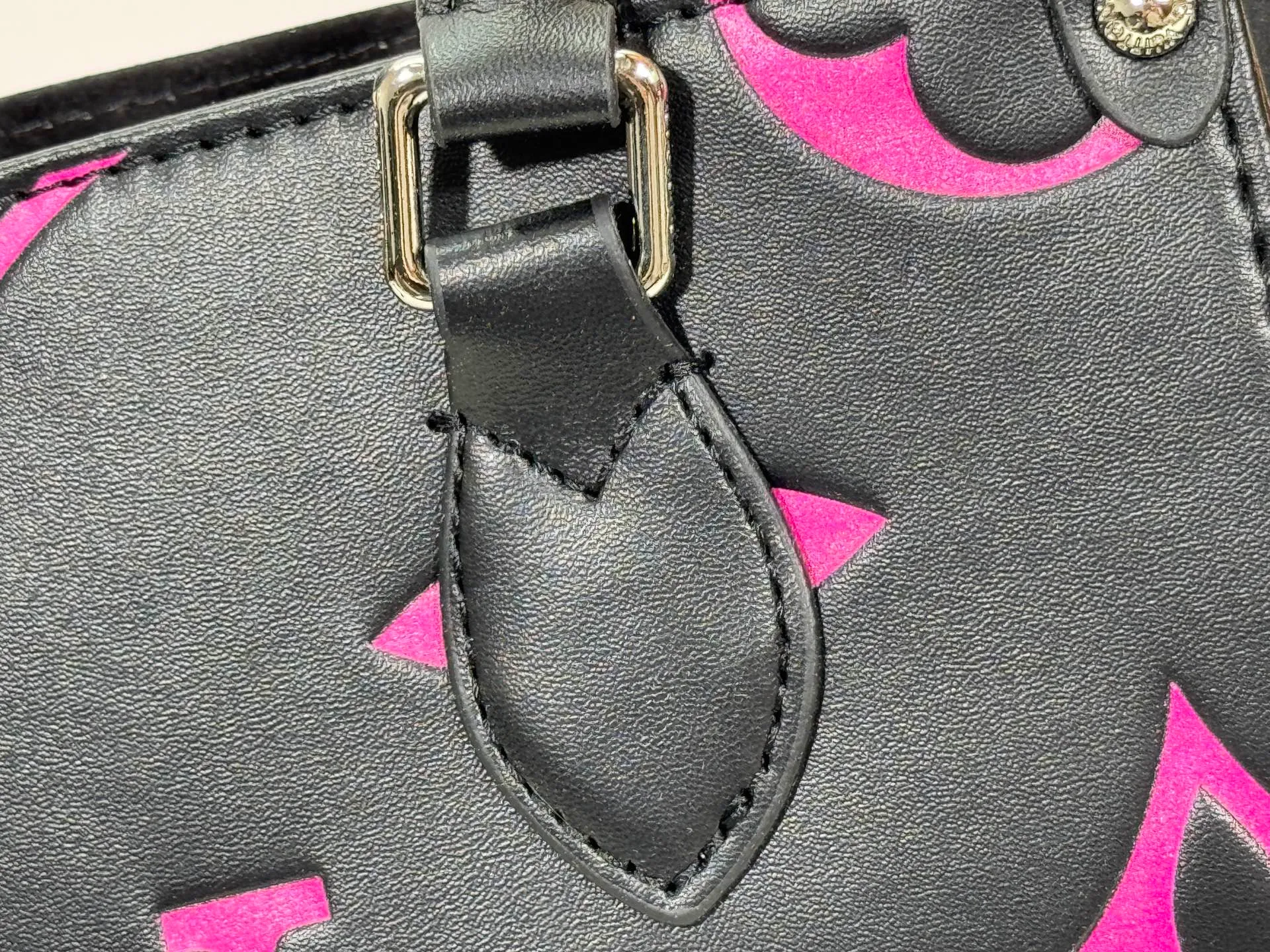 P220 Upgraded original M46513 M45659 black print 45654 white print 45779 apricot print 45653 all black 45660 rose red 45779 full apricot mini top original single This model OnTheGo Tote bag will be Monogram The pattern is first dyed and then embossed on soft grained cowhide. Its ample interior can hold a laptop and other office supplies. The full leather embossed large flower mommy bag has a small BB size. The long and short handles are easy to carry by hand or on the shoulder. Dimensions: 25.0 x 11.0 x 19.0 cm