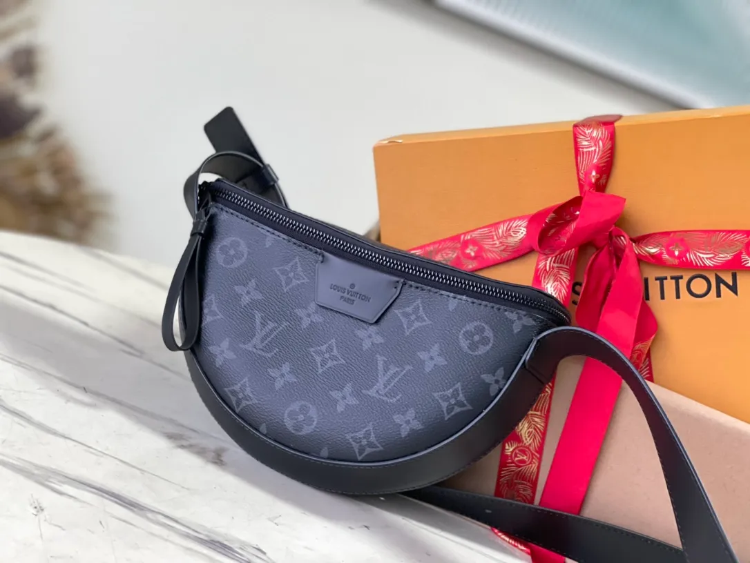 💰940 Top Original Order M23835 This LV Moon Crossbodfy handbag is made of Monogram Ecipse coated canvas with leather trim and shoulder straps, which is self-evidently elegant. The half-moon wheels allow for cross-body carry, allowing you to easily store your cell phone, small wallet, and headphones. Dimensions: 24.5 × 16 × 4.5 cm