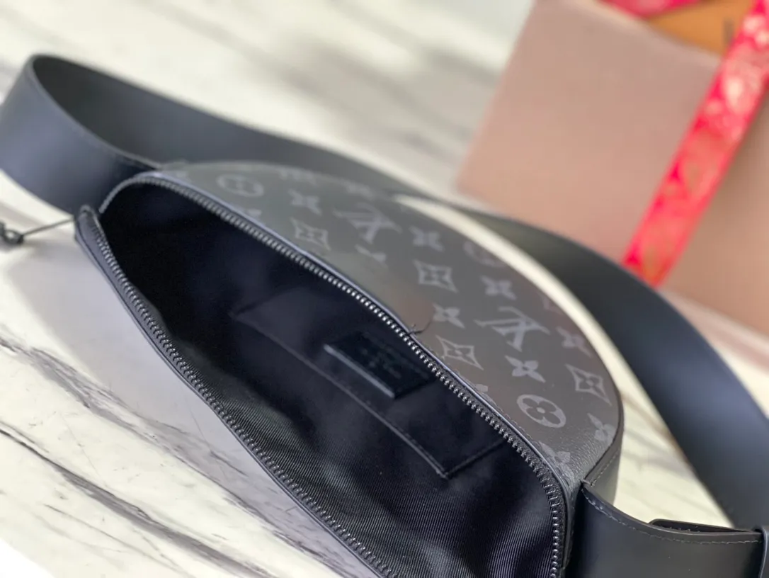 💰940 Top Original Order M23835 This LV Moon Crossbodfy handbag is made of Monogram Ecipse coated canvas with leather trim and shoulder straps, which is self-evidently elegant. The half-moon wheels allow for cross-body carry, allowing you to easily store your cell phone, small wallet, and headphones. Dimensions: 24.5 × 16 × 4.5 cm