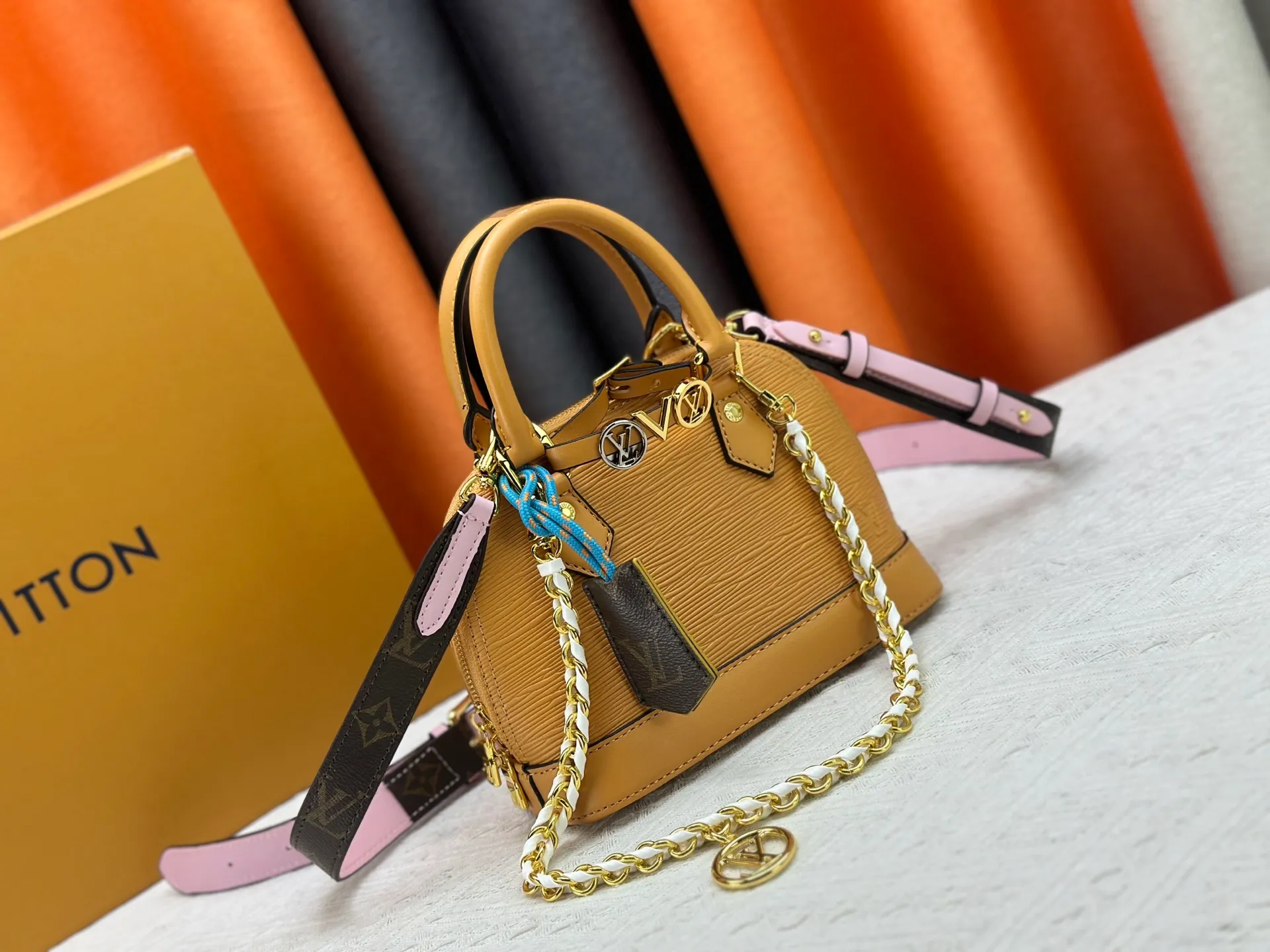 P300 [Official latest model] K00015 M25529 M14933 M53152 M13416 M82717 [Alma Mini LV&I] The LV&I series introduces this customizable kit, featuring the iconic Alma in an exclusive mini size. Designed to create a personalized handbag that is unique to the wearer, there are seven styles to choose from, available in a range of colors and finishes. Next, choose a strap or chain before choosing add-ons like a mirrored name tag or a functional hair clip. Finally, three sliding charms are included, ranging from the iconic padlock to the colorful Vivienne mascot.  Dimensions: 18 x 12 x 8 cm