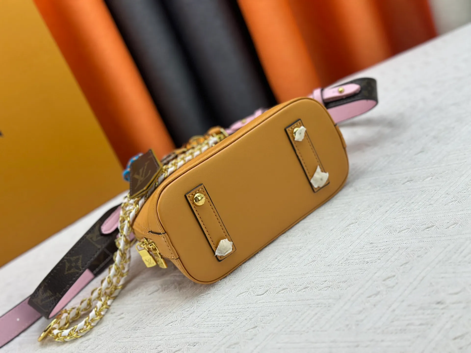 P300 [Official latest model] K00015 M25529 M14933 M53152 M13416 M82717 [Alma Mini LV&I] The LV&I series introduces this customizable kit, featuring the iconic Alma in an exclusive mini size. Designed to create a personalized handbag that is unique to the wearer, there are seven styles to choose from, available in a range of colors and finishes. Next, choose a strap or chain before choosing add-ons like a mirrored name tag or a functional hair clip. Finally, three sliding charms are included, ranging from the iconic padlock to the colorful Vivienne mascot.  Dimensions: 18 x 12 x 8 cm