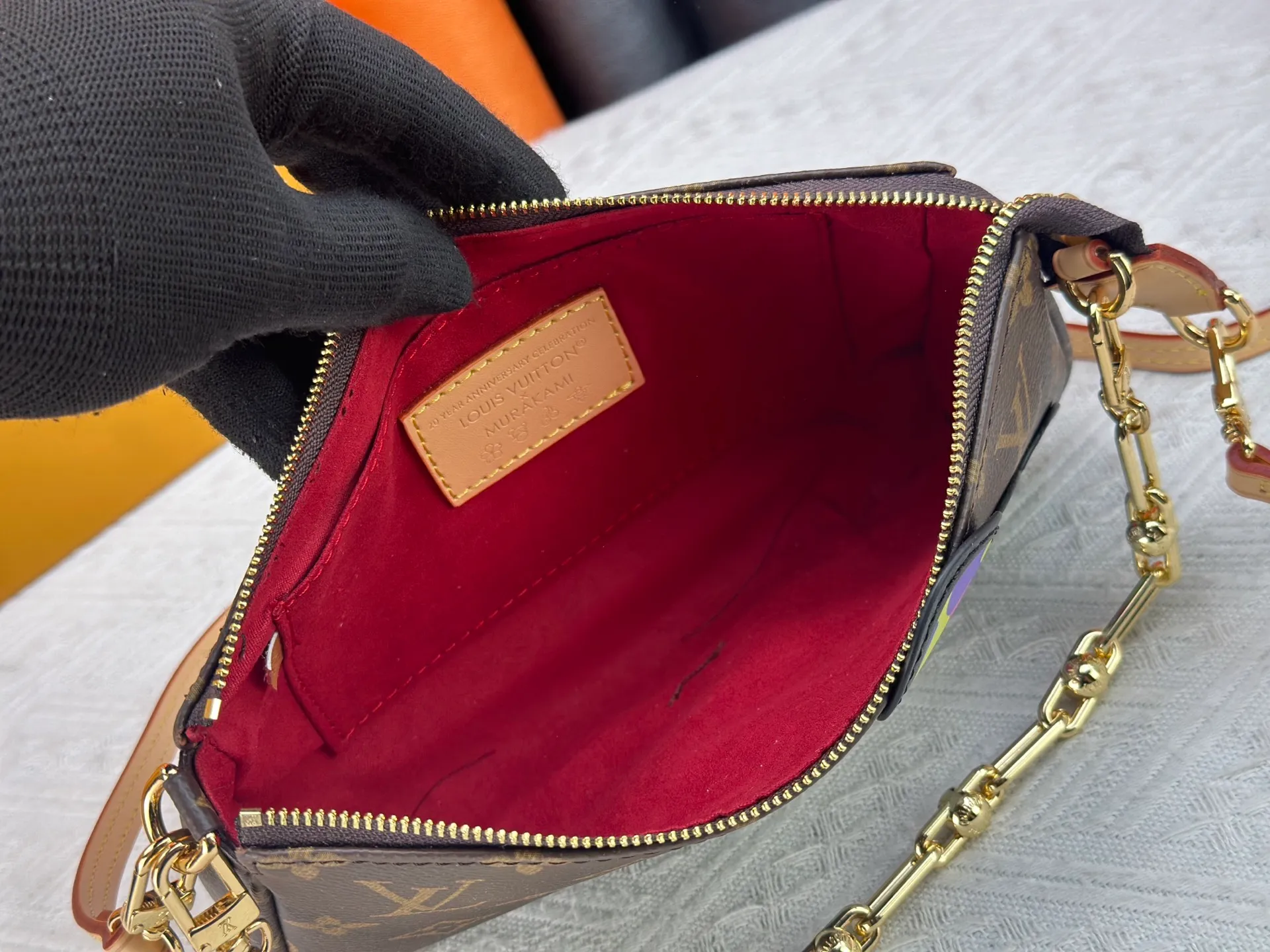 P220 M13440 This Pochette Accessoires handbag is made of Monogram coated canvas, injecting lively personality into the Louis Vuitton x Murakami reissue series. The colorful panda image created by the artist renews the classic silhouette, and the zipper design allows for secure storage of daily items. The cowhide leather shoulder strap and dazzling chain are both detachable, allowing for a variety of carrying options. Size: 22X13X4cm
