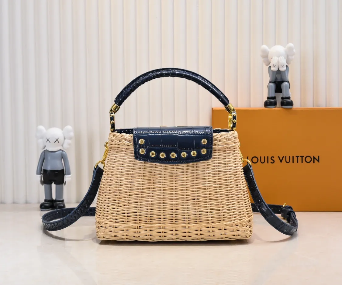 The upgraded version of P680 M11619 crocodile pattern CapucinesBB handbag has a unique rattan weaving structure, paying tribute to the Louis Vuitton picnic box design that came out in 1892. The cow leather shapes the top handle and flap, the LV letters reveal a metallic texture, and the detachable and adjustable leather shoulder strap makes it easy to carry on the shoulder. The gift box packaging provided with this product may be reasonably adjusted depending on the stock situation, and may be different from the packaging style displayed on this product page. Please refer to the actual gift box packaging style received for details. Size:27×17.3×9cm