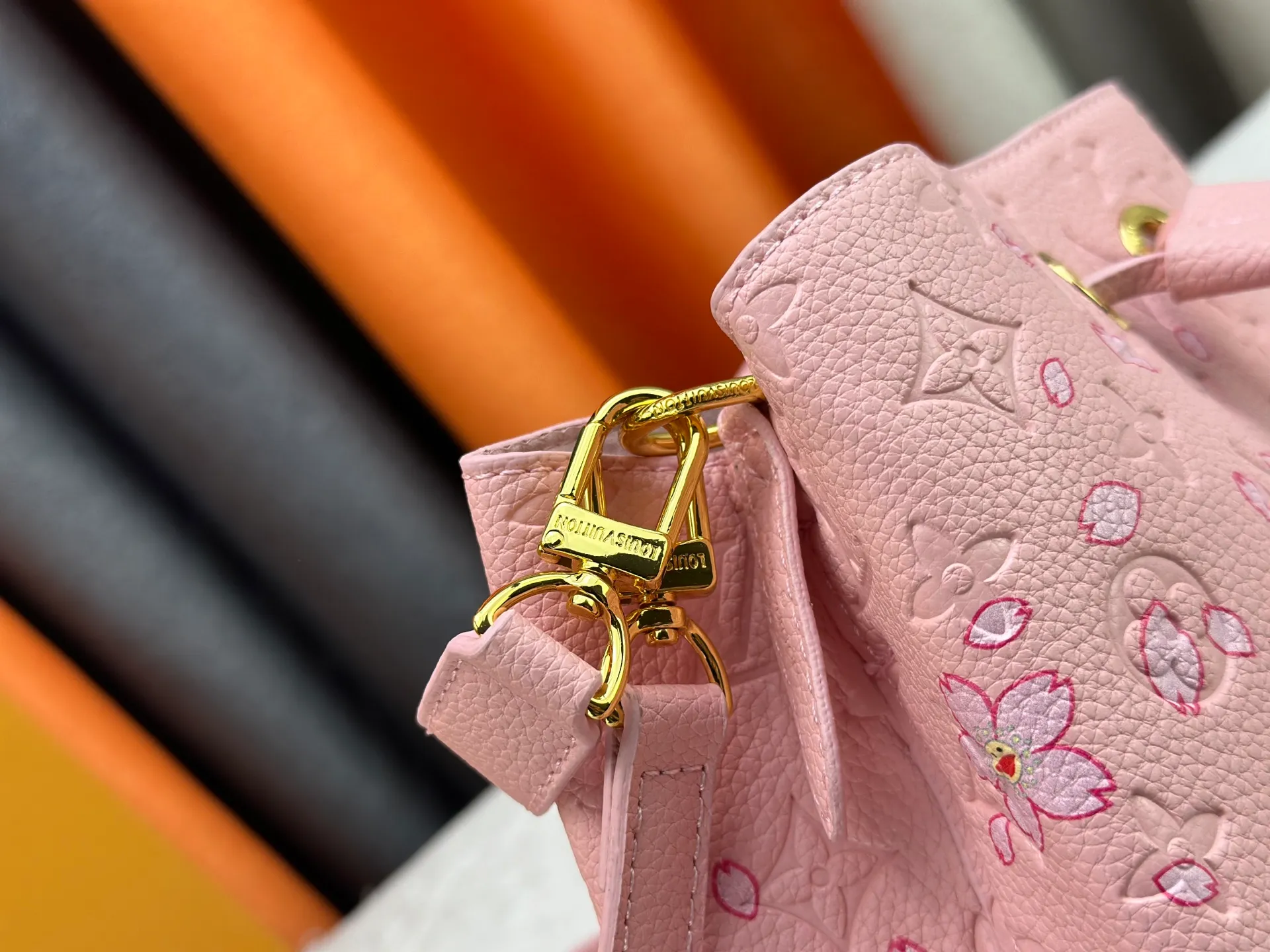 P240 M13676 M44021 This NeoNoe BB bucket bag comes from the Louis Vuitton × Murakami replica series, using Monogram Empreinte leather to convey a fresh breath and smart style. Murakami's signature Cherry Blossom pattern appears on the Monogram embossed surface, and the same floral element is transformed into a slide buckle to tighten the drawstring. Size: 20x20x13cm