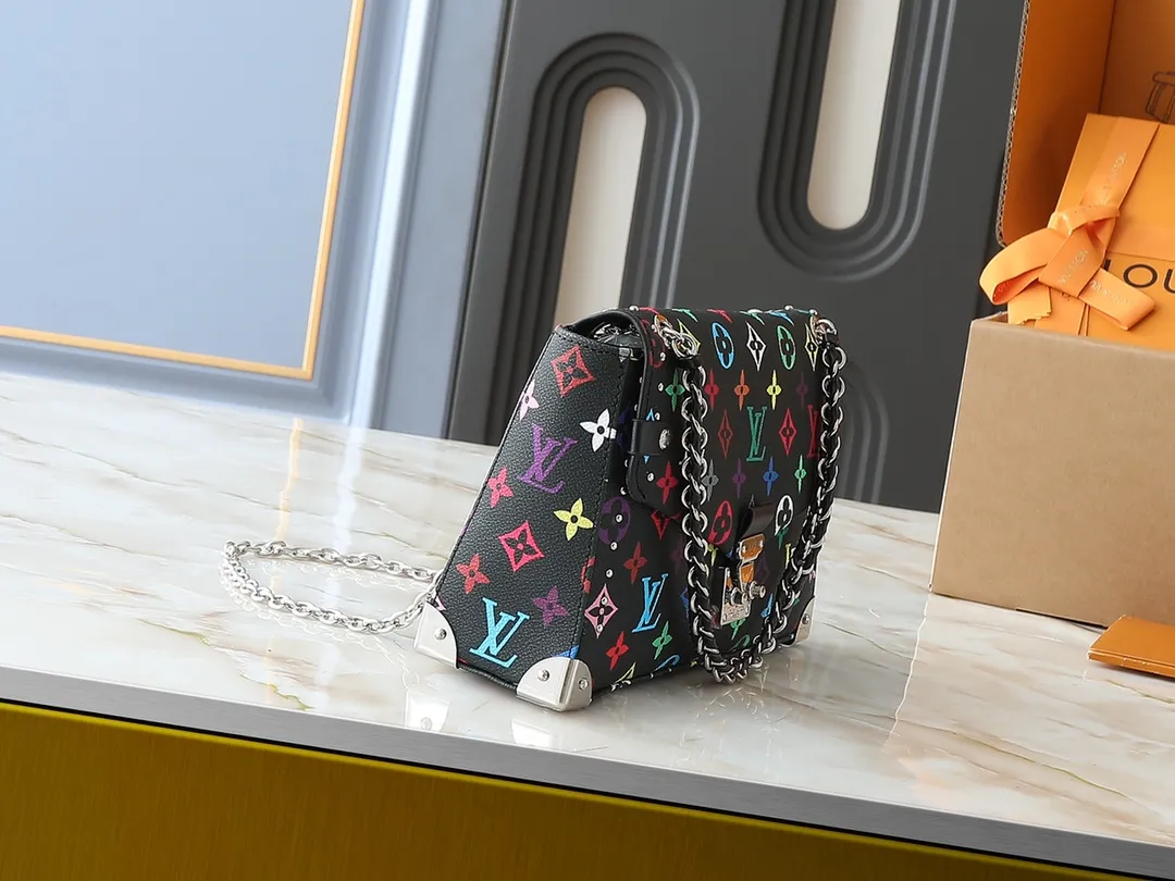 💰280💰Upgraded original M14526 Trunkie handbag combines Monogram canvas and metal rivets, with metallic corners and iconic S-lock lock, highlighting the brand heritage with a retro luggage style. The internal space and zipper pockets make it easy to accommodate daily needs, and the sliding chain shoulder strap expands carrying options. Dimensions: 27.0 x 16.0 x 8.0 cm (length x height x width)