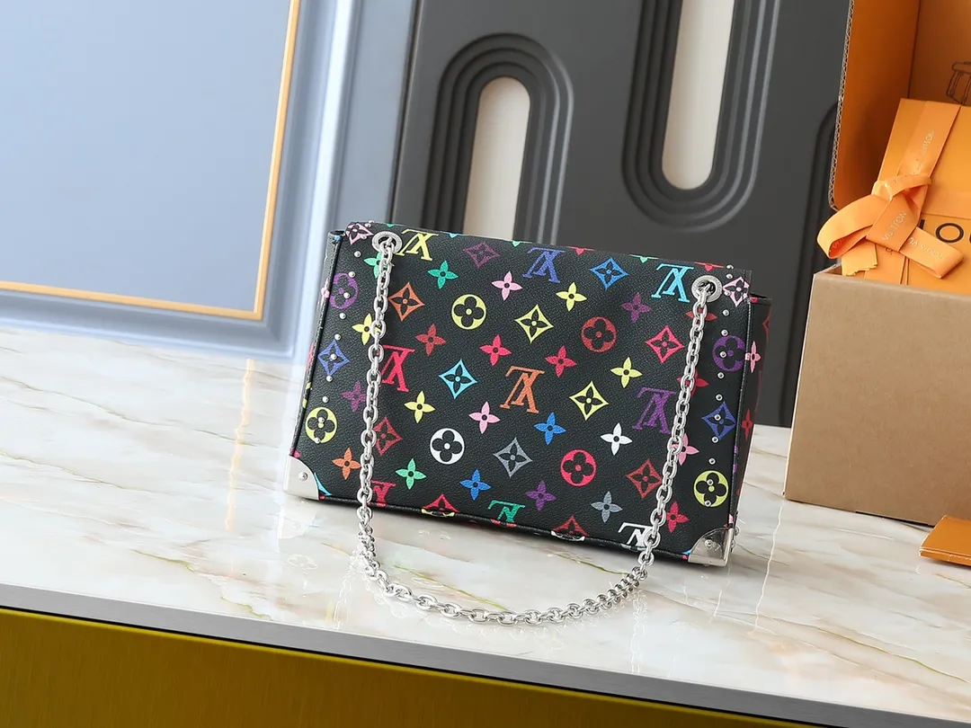 💰280💰Upgraded original M14526 Trunkie handbag combines Monogram canvas and metal rivets, with metallic corners and iconic S-lock lock, highlighting the brand heritage with a retro luggage style. The internal space and zipper pockets make it easy to accommodate daily needs, and the sliding chain shoulder strap expands carrying options. Dimensions: 27.0 x 16.0 x 8.0 cm (length x height x width)