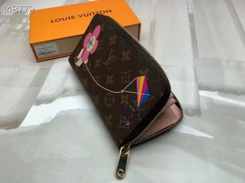 P150💰 M80857M60017 Japan limited wallet "Gibby Wallet", printed with Louis Vuitton's cute mascot "Vivian" illustration on single gram canvas. Brightly colored kites and cute mascots are combined, embellished with tiny single flowers. This is a collectible item that is perfect as a gift for those who love singles. Size: 19x 12.5x 3.0cm, 🎁🎁