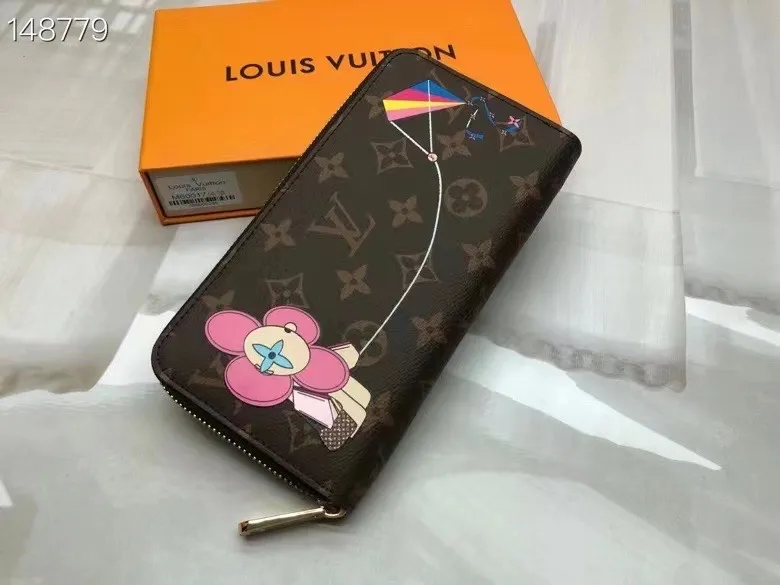 P150💰 M80857M60017 Japan limited wallet "Gibby Wallet", printed with Louis Vuitton's cute mascot "Vivian" illustration on single gram canvas. Brightly colored kites and cute mascots are combined, embellished with tiny single flowers. This is a collectible item that is perfect as a gift for those who love singles. Size: 19x 12.5x 3.0cm, 🎁🎁
