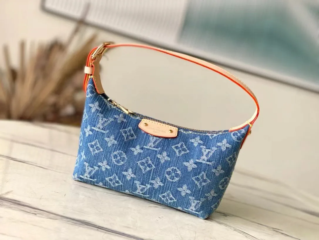 💰720 The top original M82949 Mini Moon handbag is made of soft Monogram Empreinte, making eye-catching details such as the LV Circle logo on the zipper puller shine like jewelry. Denim embroidered pea bag croissant small shoulder bag with adjustable shoulder strap for shoulder, elbow and hand carry. Dimensions: 20.5 x 6 x 16 cm (length x height x width)