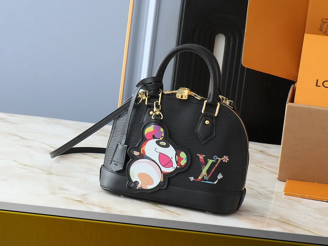 💰300💰Upgraded from the original M13670 M14197 M53152. This Alma BB handbag appears in the Louis Vuitton Top handles, a removable shoulder strap and a dazzling padlock complete the Art Deco design. Dimensions: 23.5 x 17.5 x 11.5 cm (length x height x width)