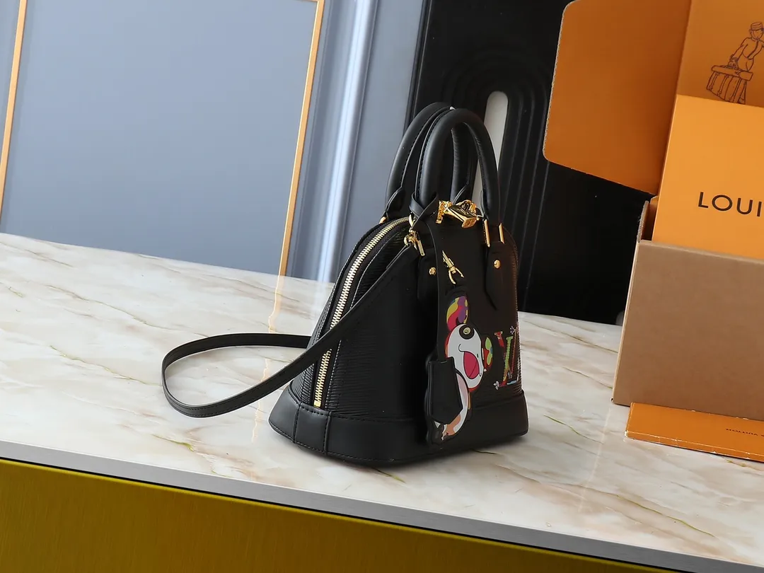 💰300💰Upgraded from the original M13670 M14197 M53152. This Alma BB handbag appears in the Louis Vuitton Top handles, a removable shoulder strap and a dazzling padlock complete the Art Deco design. Dimensions: 23.5 x 17.5 x 11.5 cm (length x height x width)