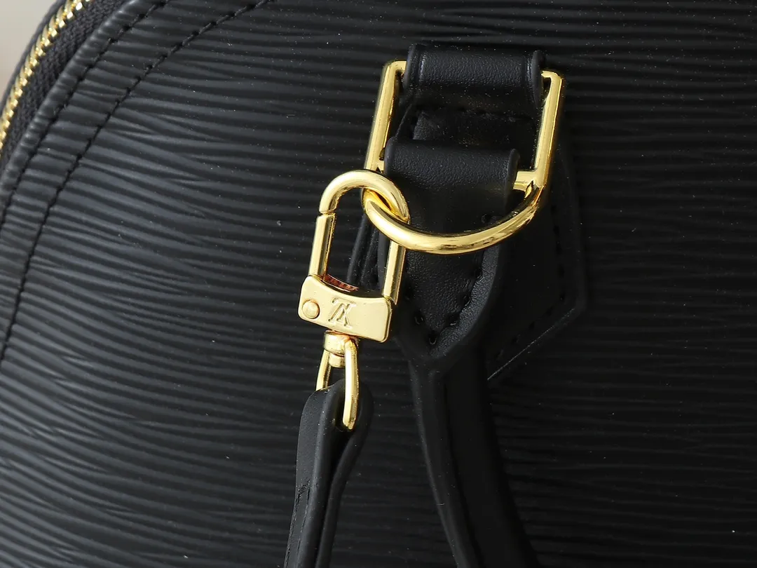 💰300💰Upgraded from the original M13670 M14197 M53152. This Alma BB handbag appears in the Louis Vuitton Top handles, a removable shoulder strap and a dazzling padlock complete the Art Deco design. Dimensions: 23.5 x 17.5 x 11.5 cm (length x height x width)