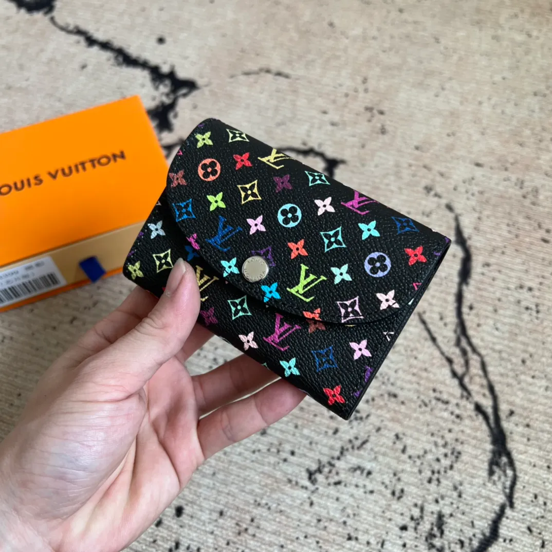 Factory price 300 Top original order M13399 black color This Rosalie coin purse is from the Louis Vuitton x Takashi Murakami reissue series. The Monogram coated canvas is dipped in vibrant colors, subtly paying tribute to the distinctive style of Japanese artist Takashi Murakami. The compact construction features a rounded flap and snap closure, and the interior houses a zipped coin pocket with Monogram pullers. 8 x 2.5 x 11 cm (height x width x length)