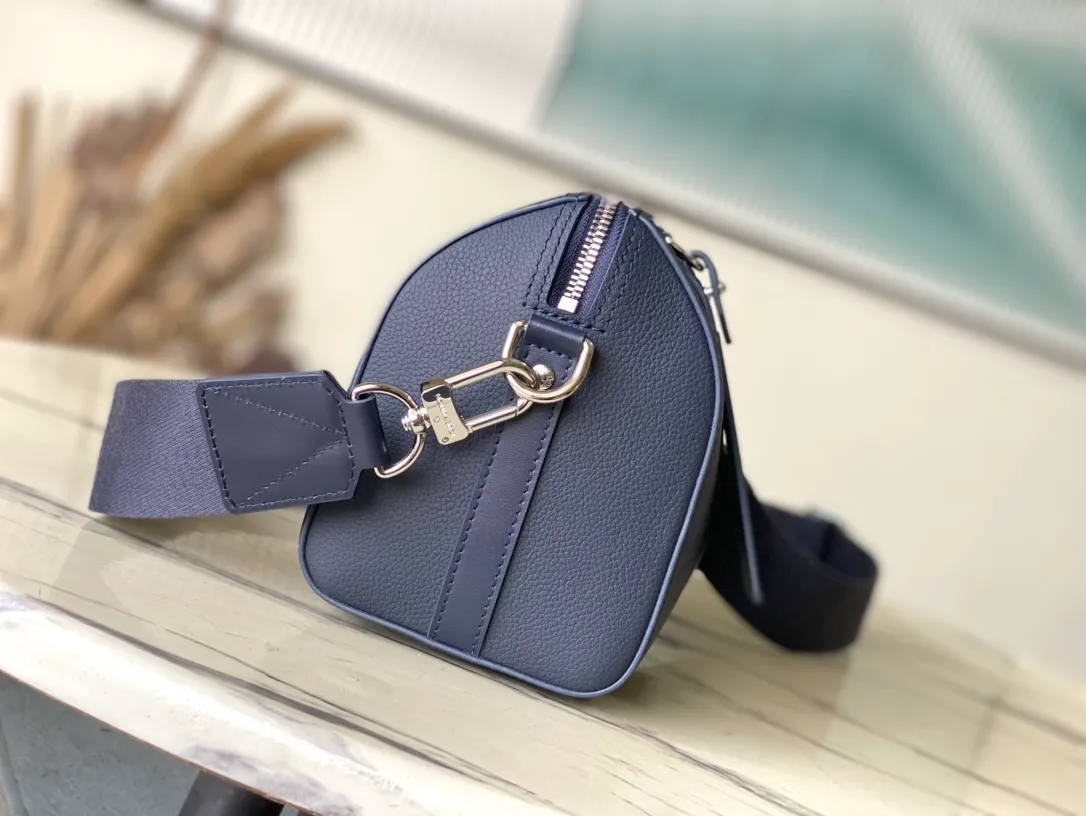 💰1140 (top-grain leather) top original order M11602 This City Keepall handbag is made of LVAerogram Jm cow leather embellished with metal LV letters. It can be carried on the shoulder or crossbody with a detachable and adjustable shoulder strap. The iconic side straps of the Keepall handbag and the nameplate of the Aerogram series add to the brand style. Dimensions: 27 × 17 × 13 cm