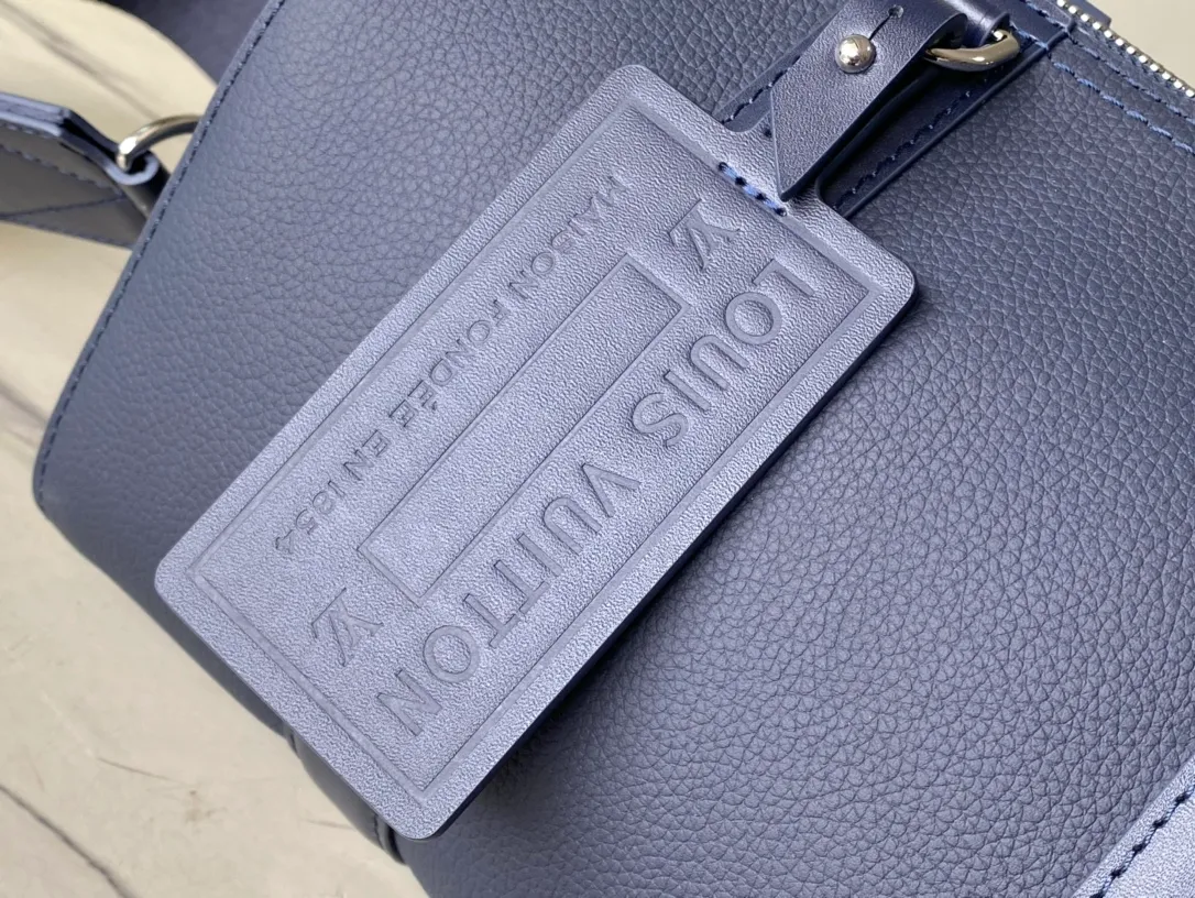💰1140 (top-grain leather) top original order M11602 This City Keepall handbag is made of LVAerogram Jm cow leather embellished with metal LV letters. It can be carried on the shoulder or crossbody with a detachable and adjustable shoulder strap. The iconic side straps of the Keepall handbag and the nameplate of the Aerogram series add to the brand style. Dimensions: 27 × 17 × 13 cm