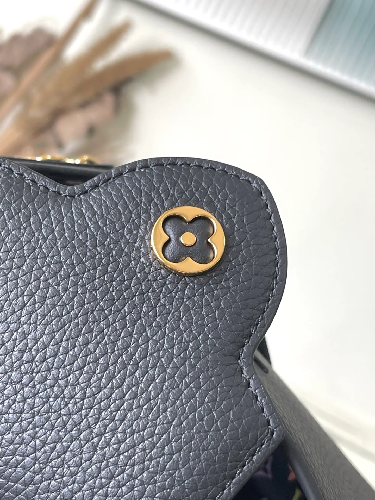 💰2340 Premium Original Leather M13878 Mini Black with Three Colors Reinterpreting this season’s signature in the light and charming Multi-color Monogram pattern with vibrant dots added to the strap and lining Size: 21 * 13.6 * 8 CM