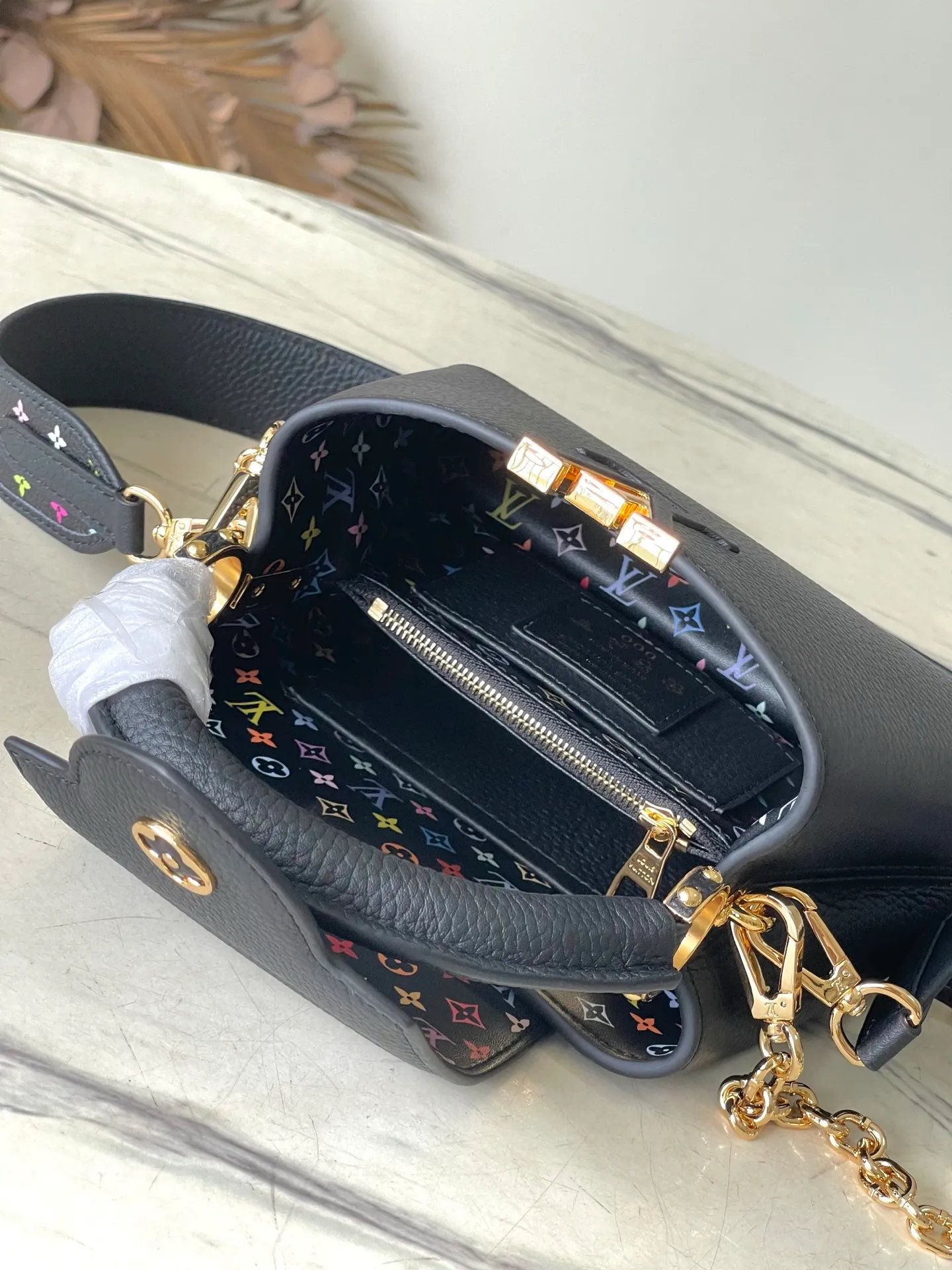 💰2340 Premium Original Leather M13878 Mini Black with Three Colors Reinterpreting this season’s signature in the light and charming Multi-color Monogram pattern with vibrant dots added to the strap and lining Size: 21 * 13.6 * 8 CM