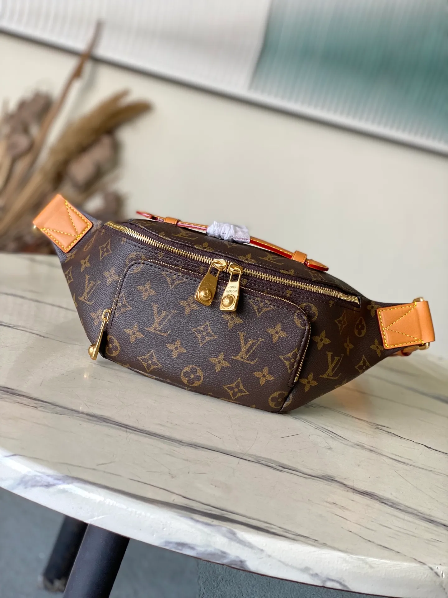💰1000 Top Original Order M14019 This Rush waist bag is made of soft Monogram canvas, combining functional considerations with trendy style. A beaded zipper pull opens the zippered front pocket to securely store your phone, keys and cards. A zippered main compartment provides shelter for daily essentials, while an adjustable strap and top leather handle add carrying options. Dimensions: 30 × 15 × 8 cm