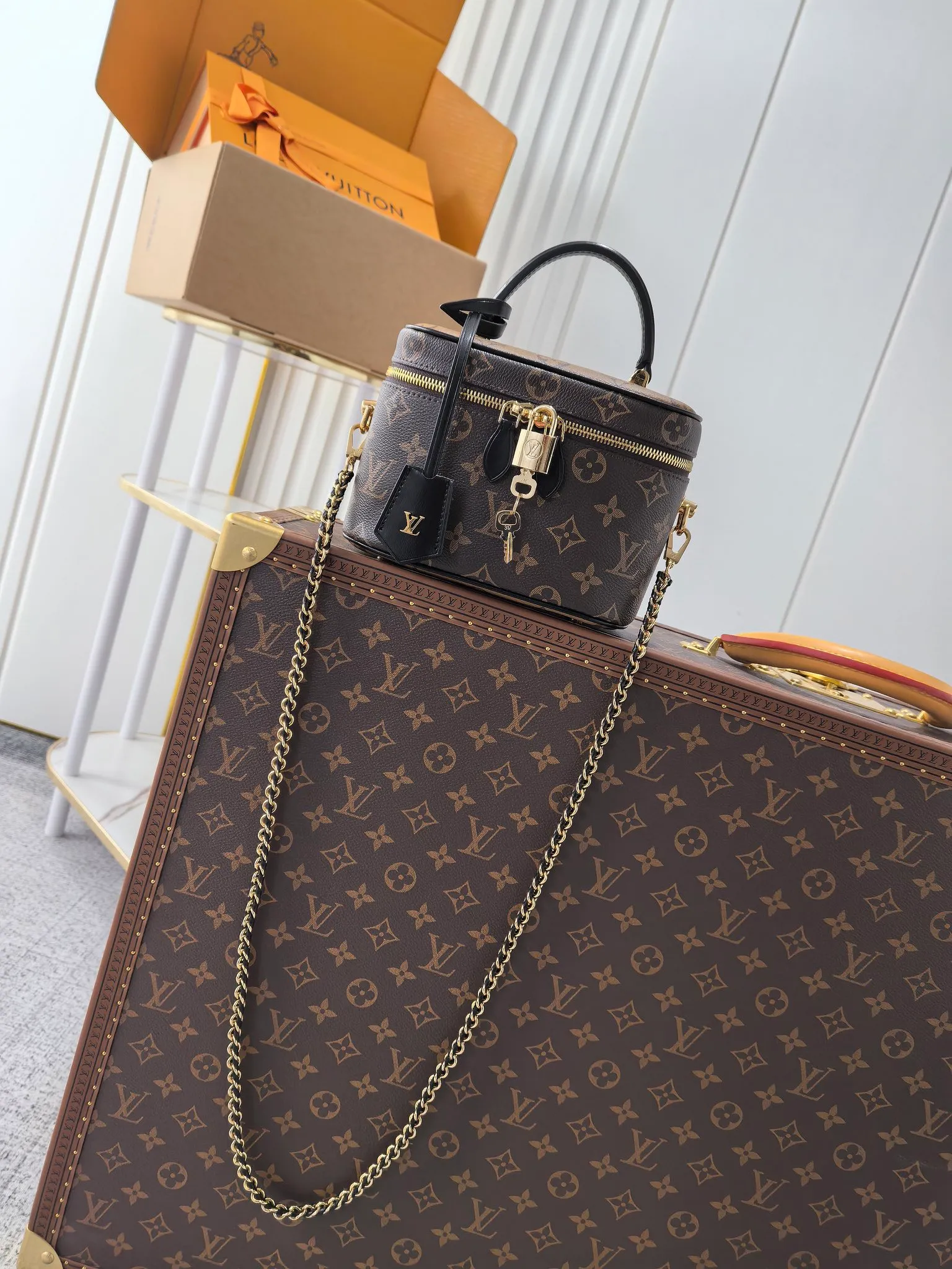 💰660💰Dynamic chip Top original order M45165 This VANITY small handbag 2020 spring and summer witnesses the contemporary music composed by Nicolas Ghesquitère for Louis Vuitton’s travel heritage. This urban handbag reinterprets the Nice cosmetic bag in Monogram and Monogram Reverse canvas. Whether carried by hand or worn on the shoulder or cross-body with the leather chain strap, the soft and lightweight design can be carried with you. Size:19x13x11cm
