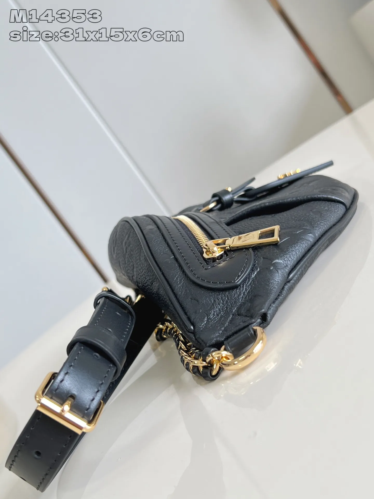 💰920 (top-grain leather) top-quality original replica ✨M14353 black This unique High Rise waist bag is reinterpreted in the iconic Monogram Empreinte leather this season. Just like the original design, this PM style has a practical design with adjustable length straps and is large enough to hold everyday essentials. The belt bag is embellished with gold-tone hardware and has a detachable decorative luggage tag that pays homage to the brand's trunk-making heritage and can be worn cross-body or as a belt. 31 x 15 x 6 cm